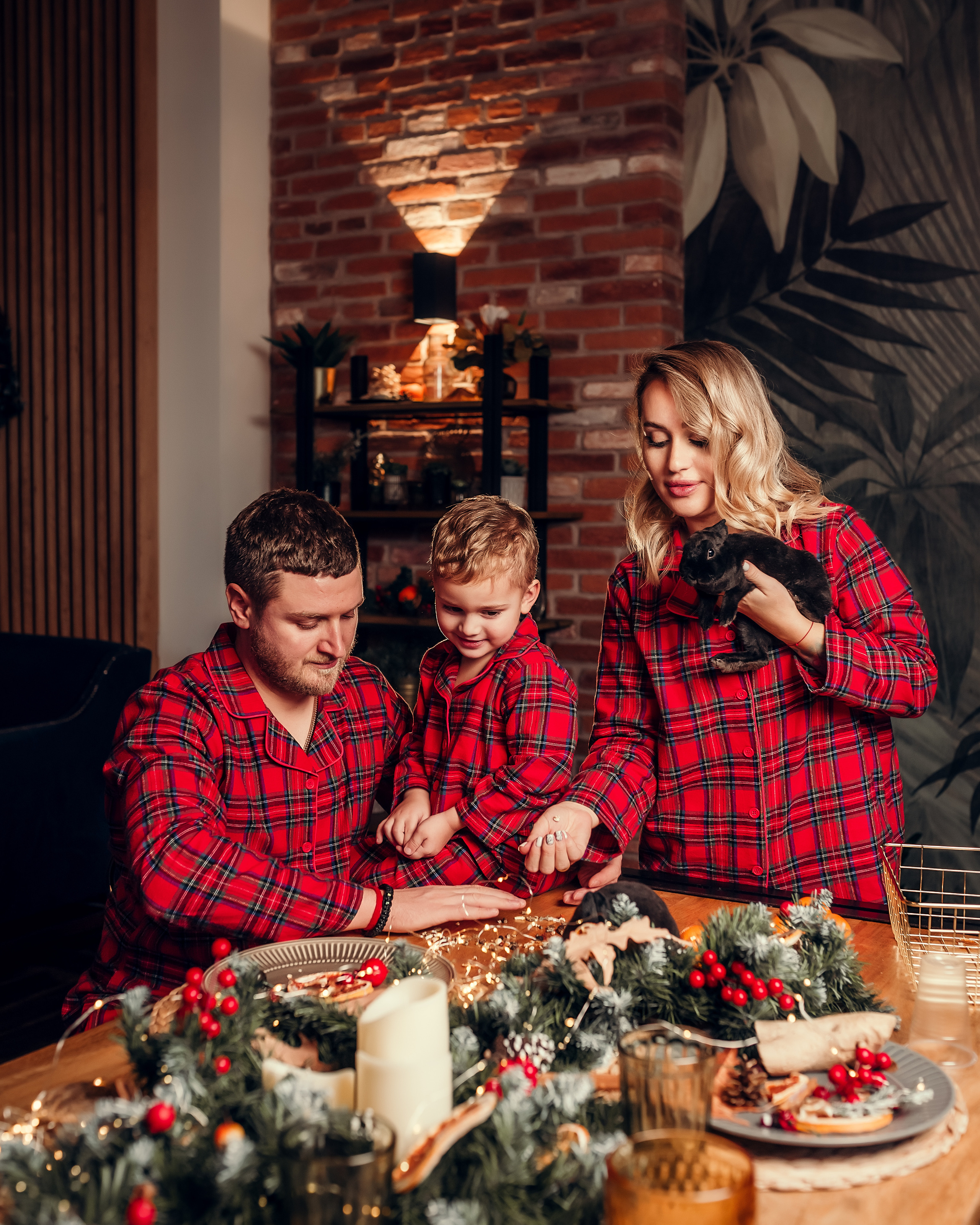 Семейная с кроликом, студия Leona Stage. Фотограф в Санкт- Петербурге Мария Золотарь