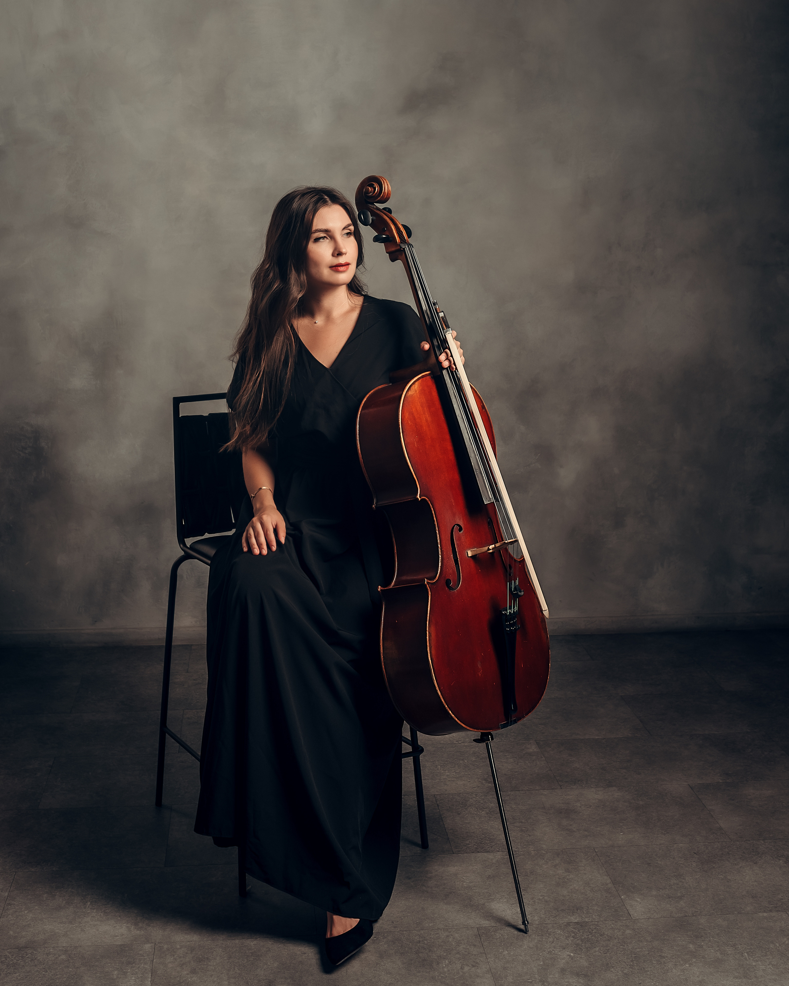 Анна, съёмка с виолончелью, студия Веретено. Фотограф в Санкт- Петербурге Мария Золотарь