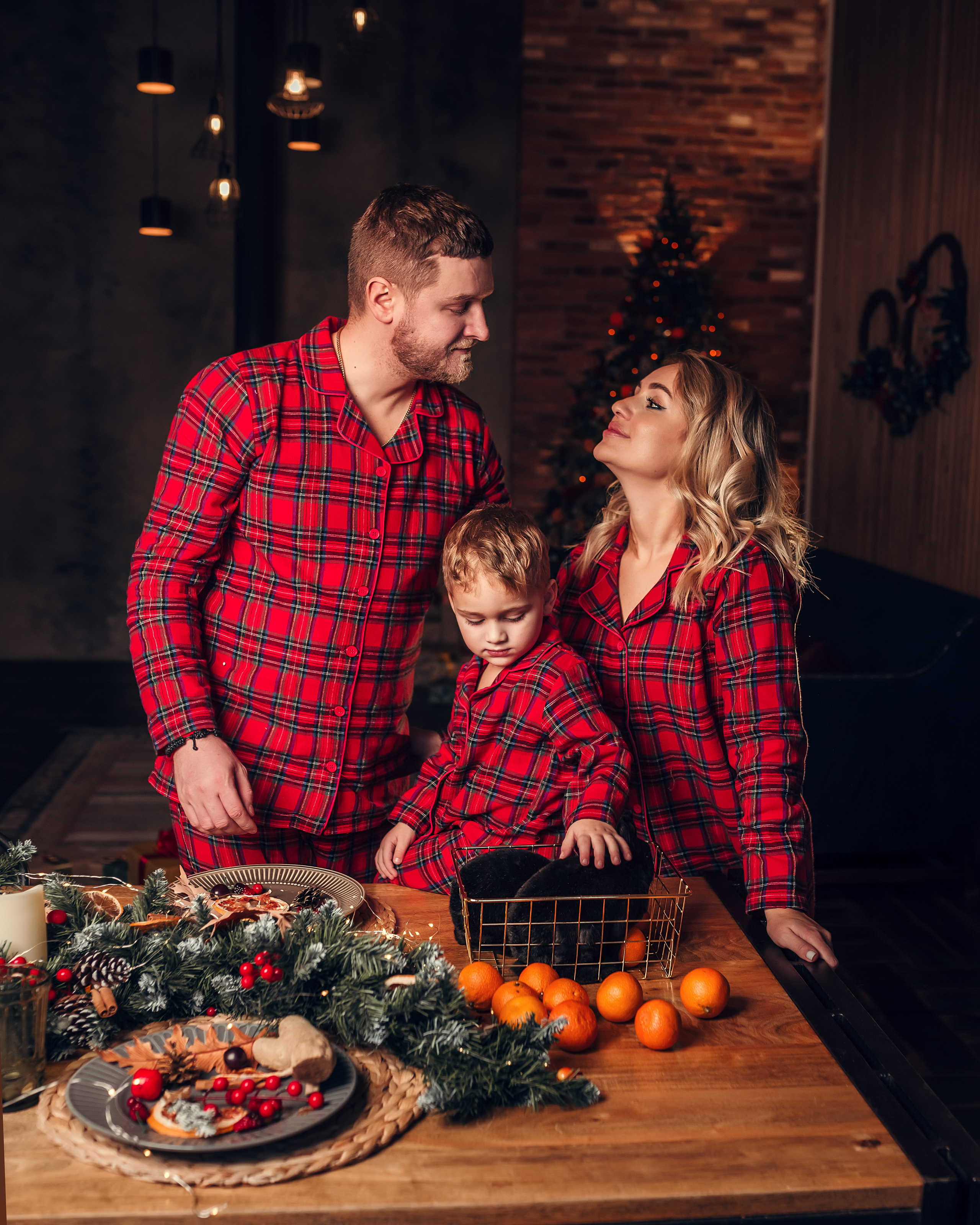 Семейная с кроликом, студия Leona Stage. Фотограф в Санкт- Петербурге Мария Золотарь