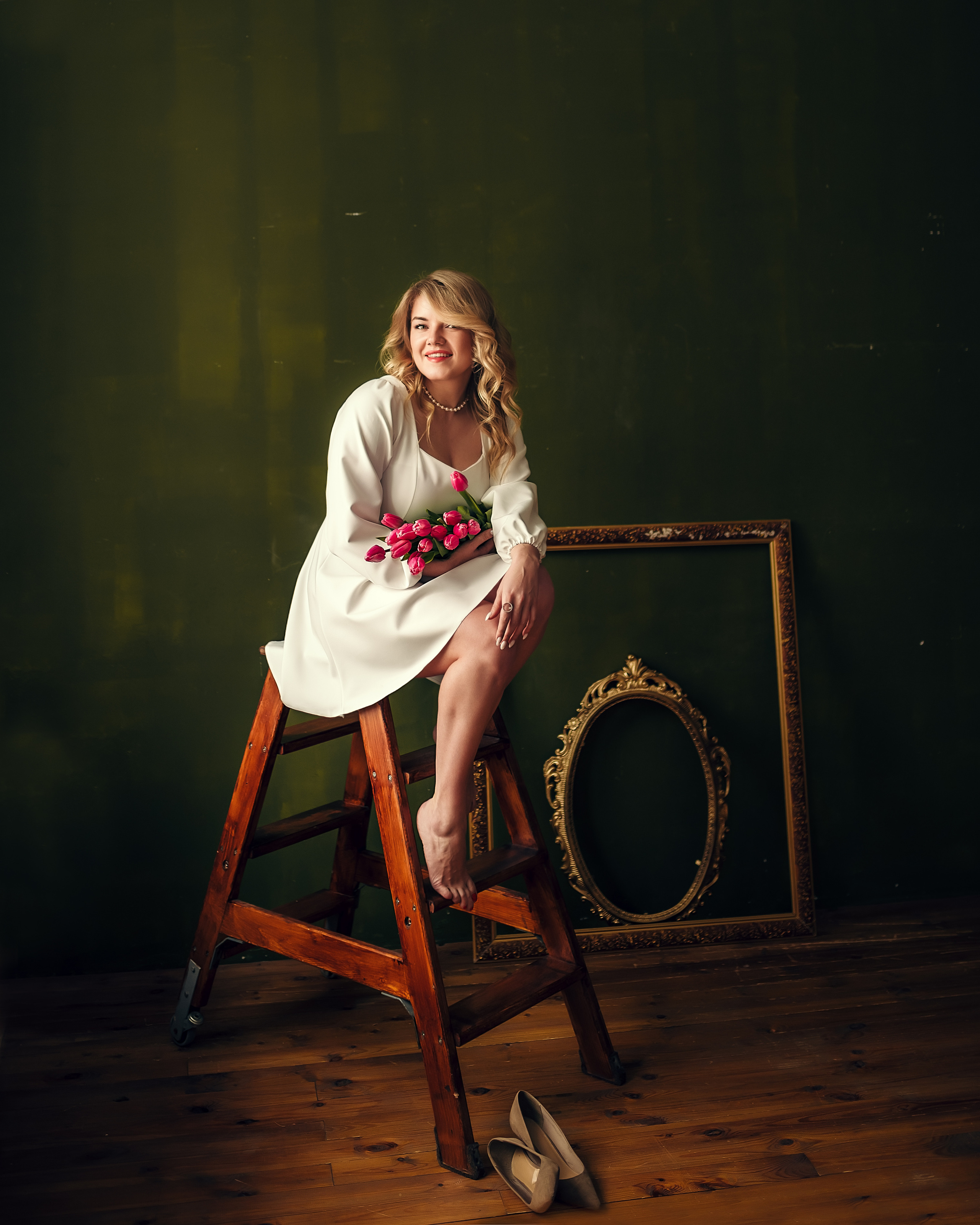 Надежда, съёмка с тюльпанами, студия Cotton. Фотограф в Санкт- Петербурге Мария Золотарь