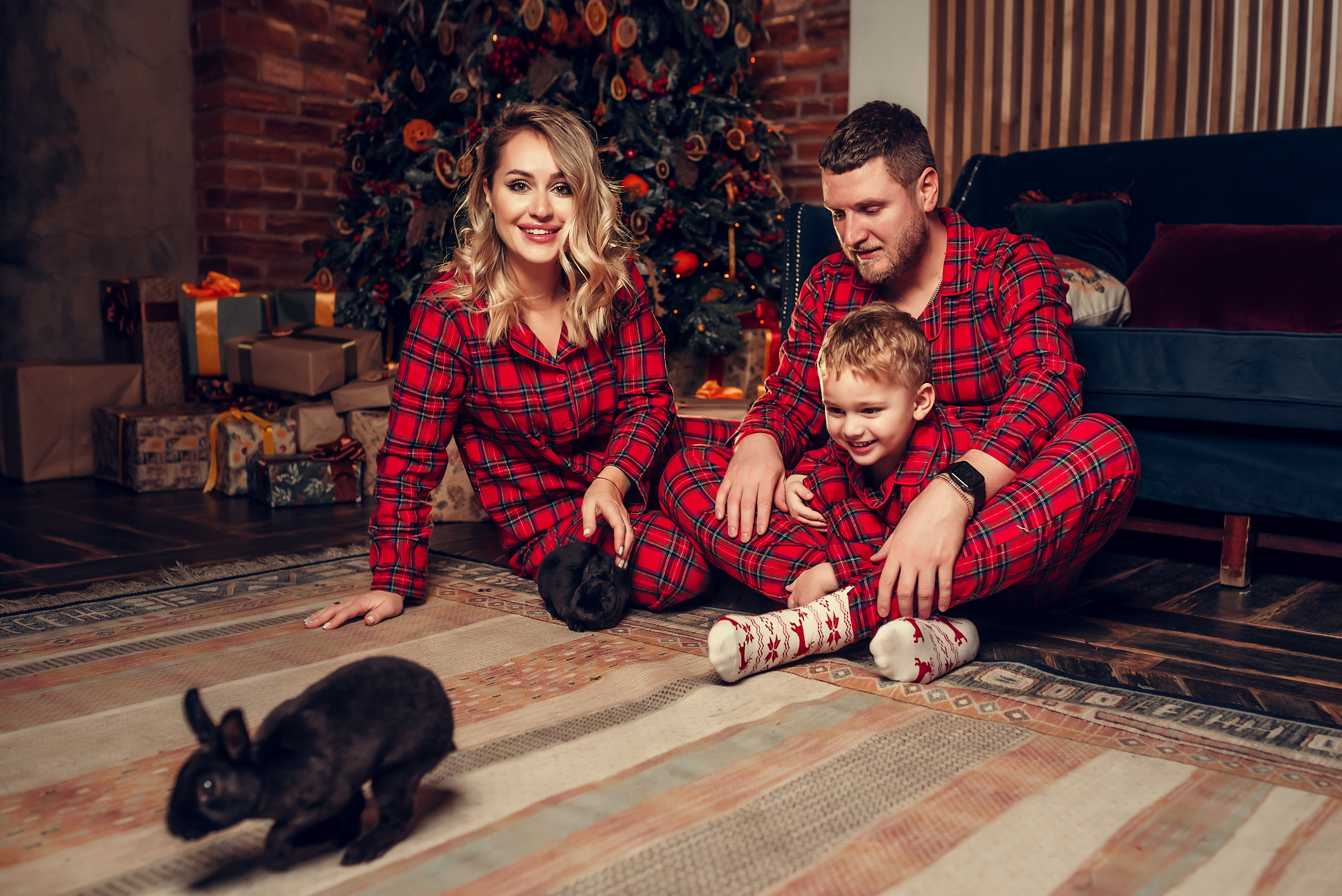 Семейная с кроликом, студия Leona Stage. Фотограф в Санкт- Петербурге Мария Золотарь