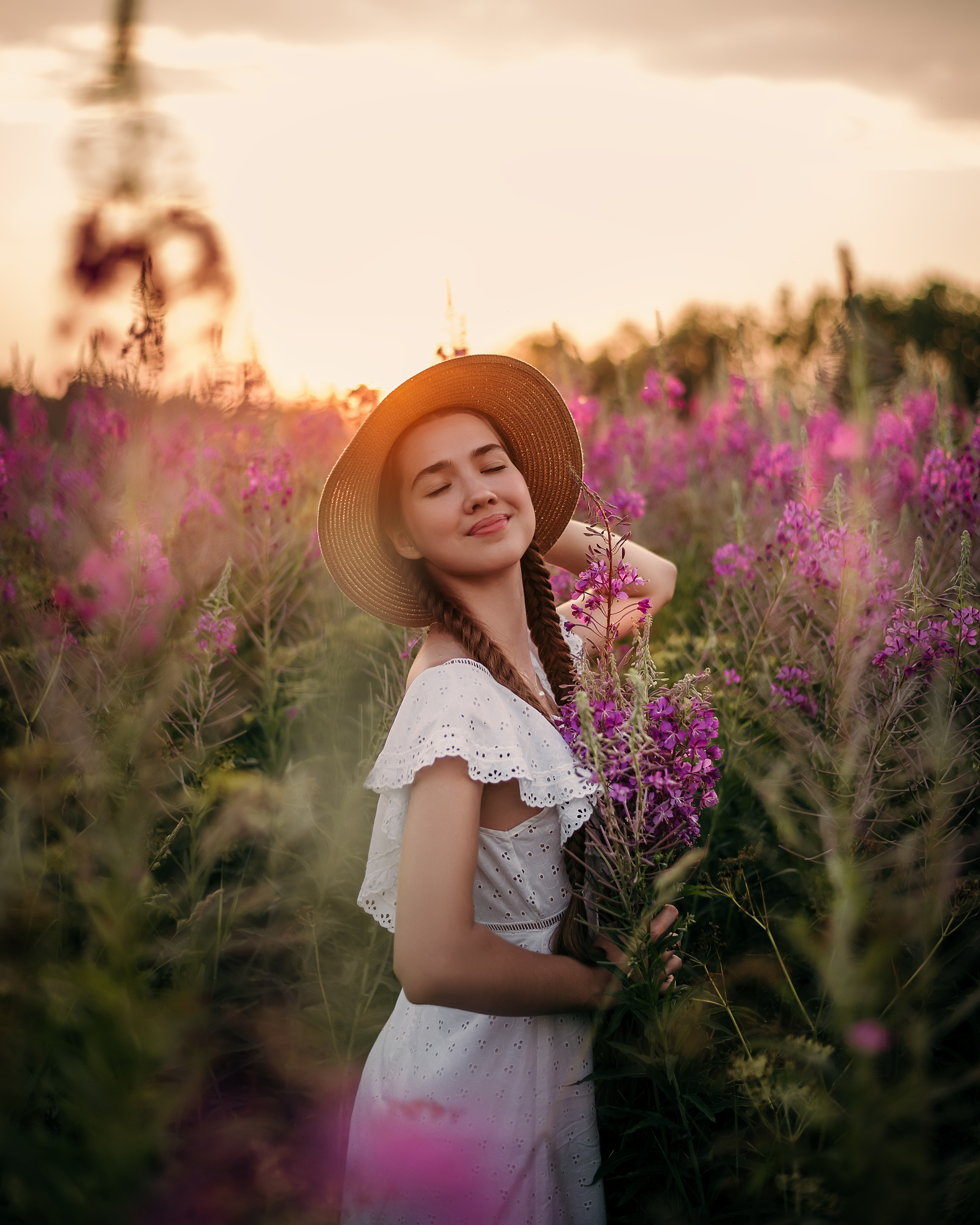 Эмилия, поле иван-чая и ромашек. Фотограф в Санкт- Петербурге Мария Золотарь