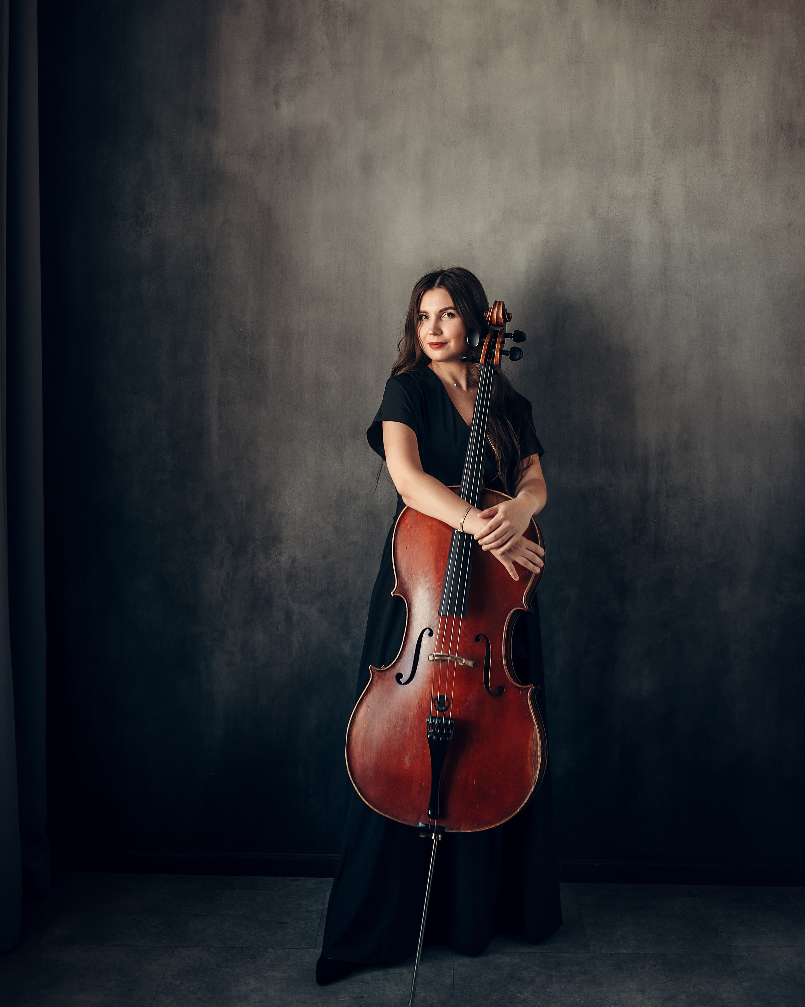 Анна, съёмка с виолончелью, студия Веретено. Фотограф в Санкт- Петербурге Мария Золотарь