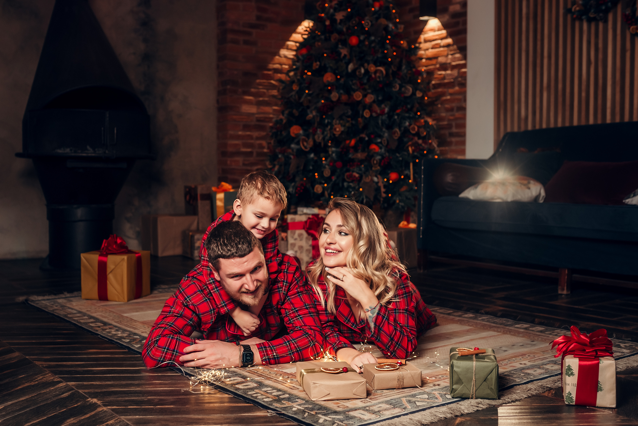 Семейная с кроликом, студия Leona Stage. Фотограф в Санкт- Петербурге Мария Золотарь