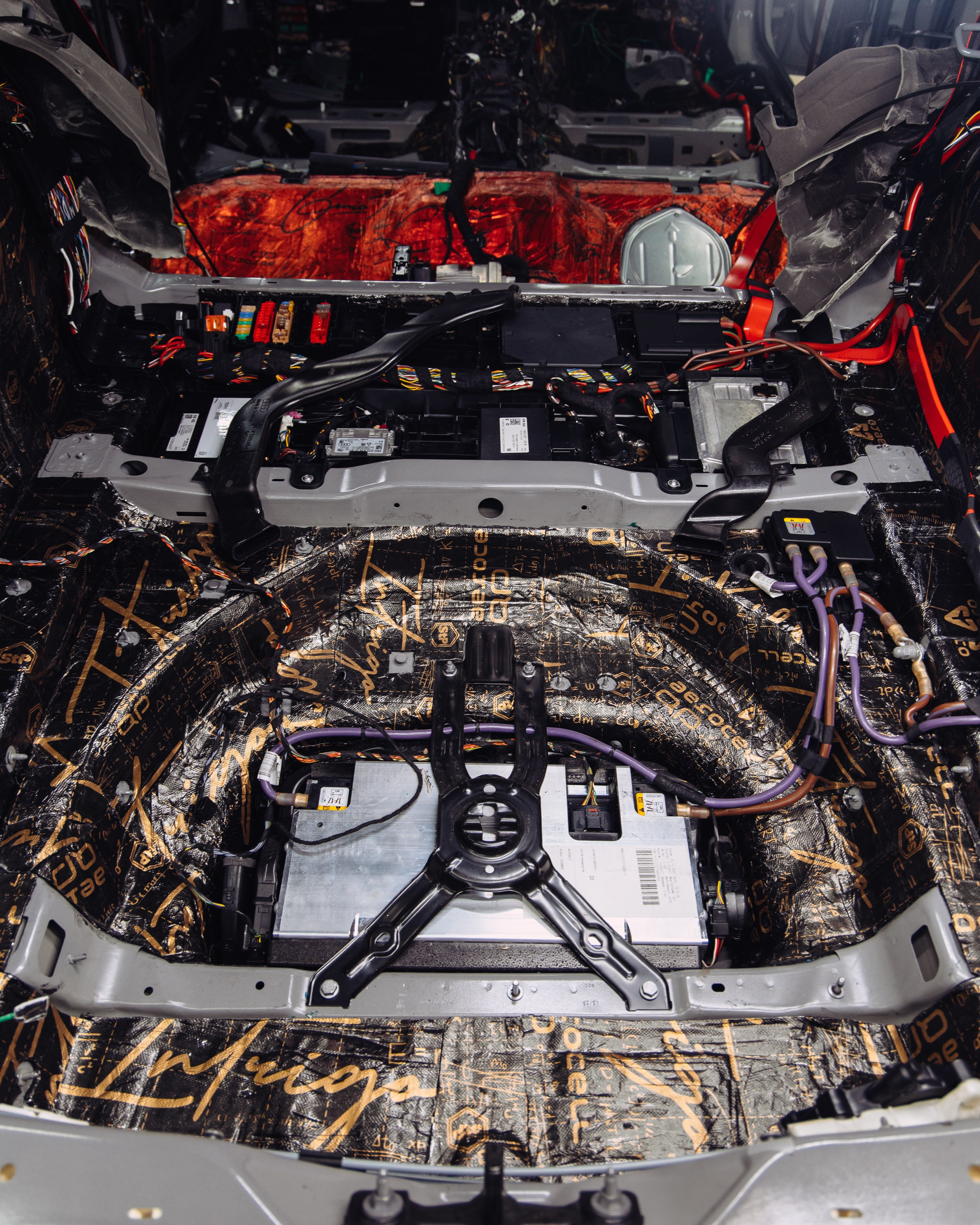 Audi RS6 снятие старой шумоизоляции и нанесение новой. DeLorein