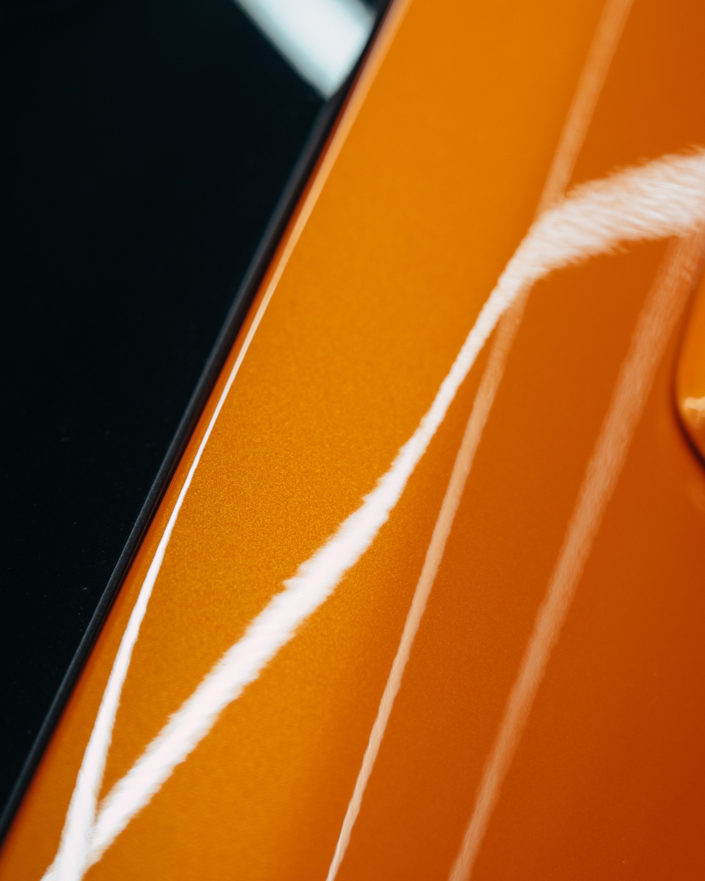 Ford Mustang Roush оранжевый окрас кузова и выкрас полос. DeLorein