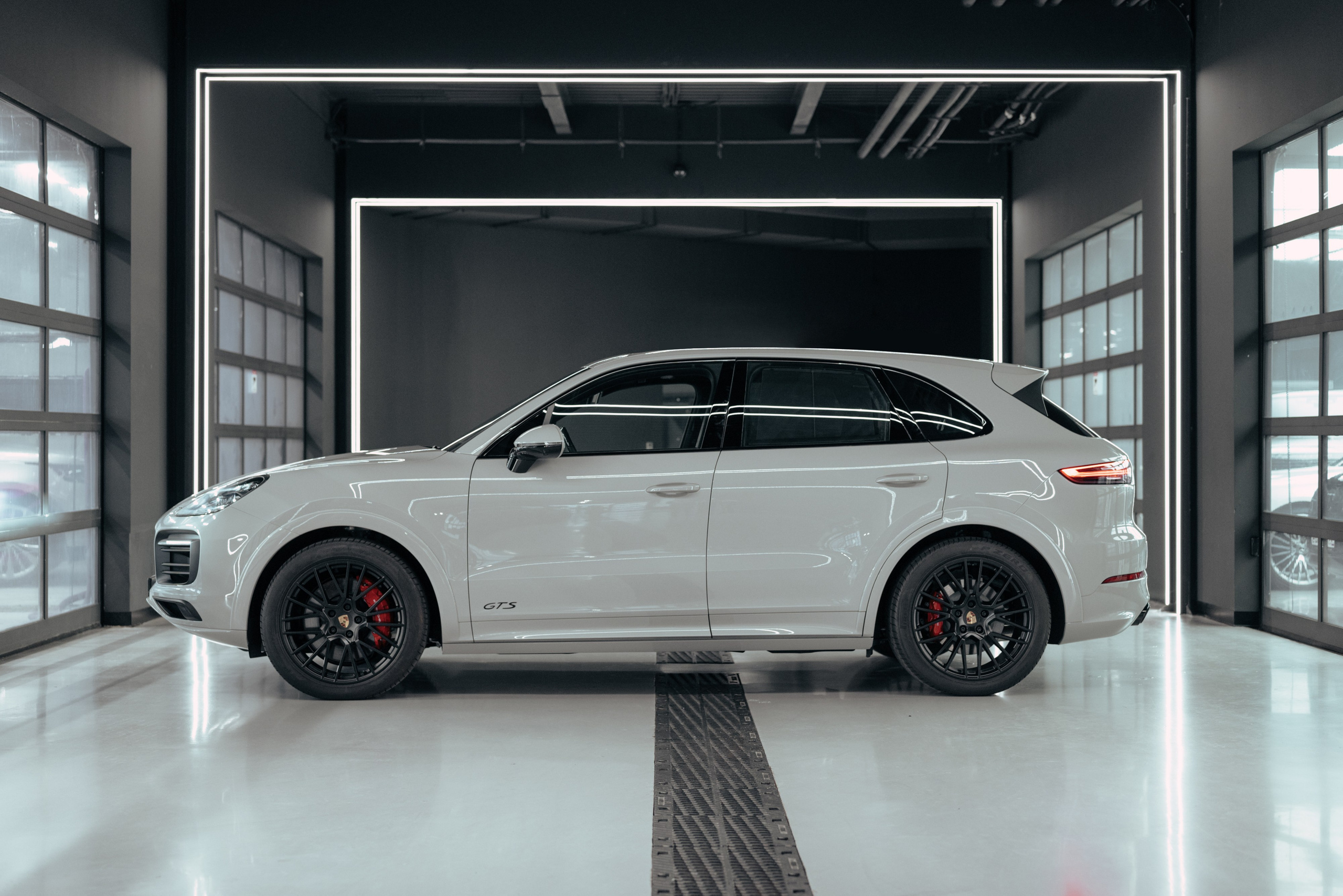 Porsche Cayenne GTS grey on red. DeLorein