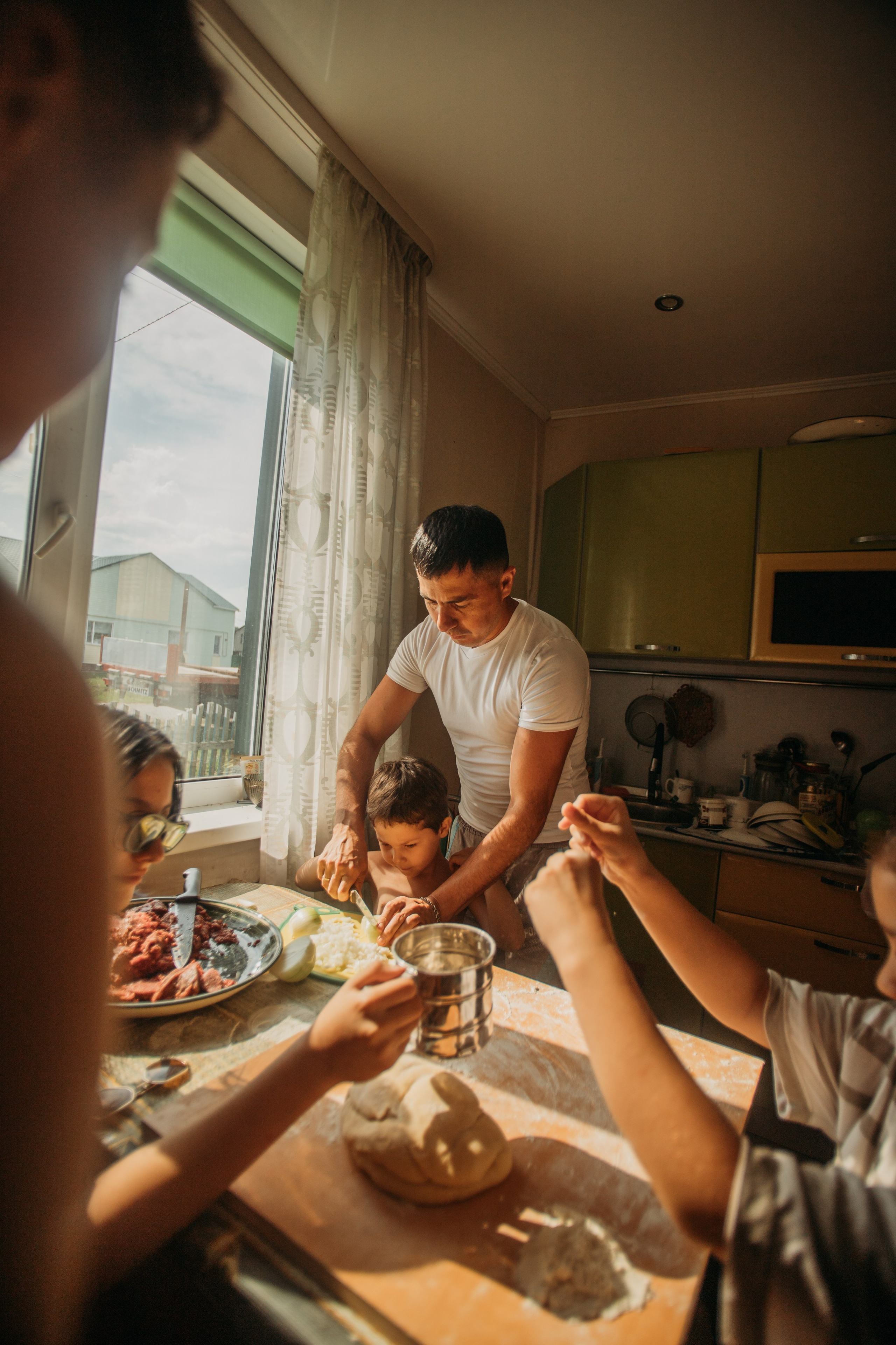Домашняя фотосессия моей семьи. Венера Гайн. Репортажный фотограф  Тюмень. Обучение фотографии с 0
