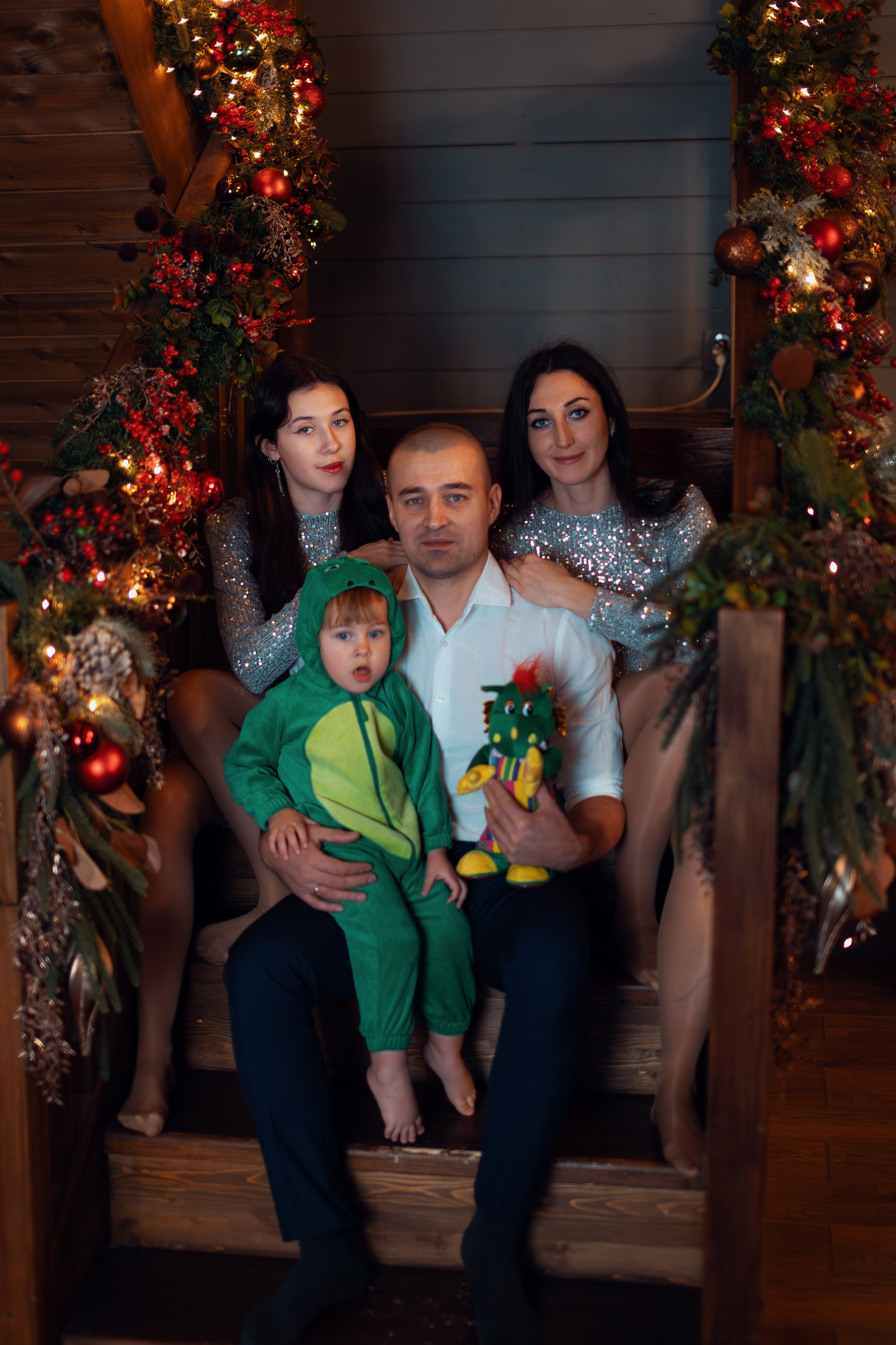 Новогодняя фотосессия 2023 в студии Мимика, зал Шале. Семейный фотограф в Москве 📸