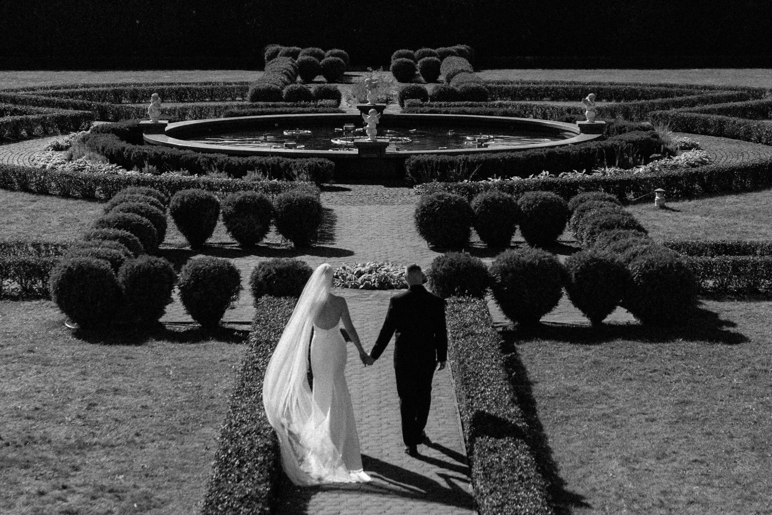 Wedding day in VERSAL PARK. Wedding PHOTOGRAPHER Andrew Vnukov