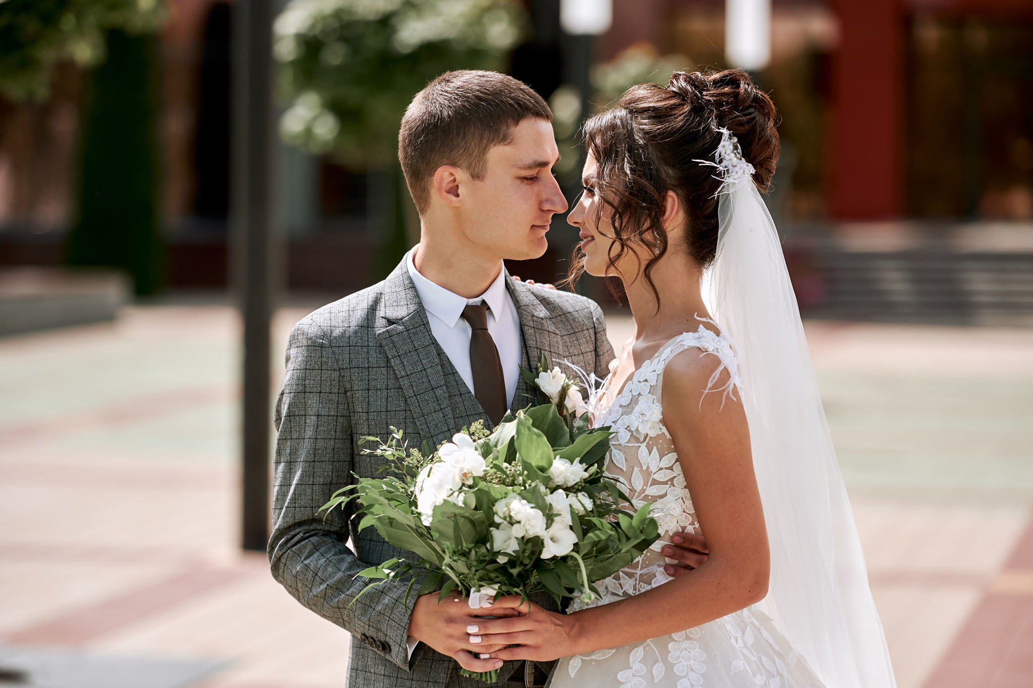 Жених и невеста, свадебная прогулка