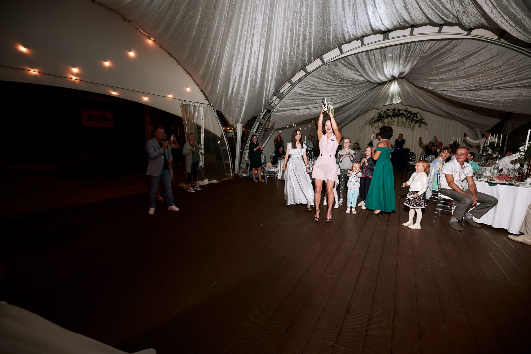 Невеста бросает букет