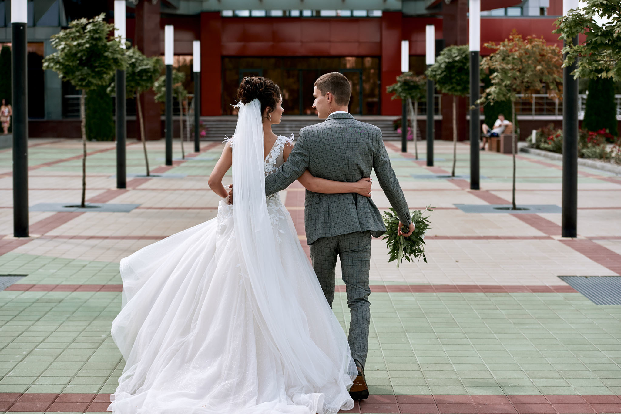 Жених и невеста, свадебная прогулка