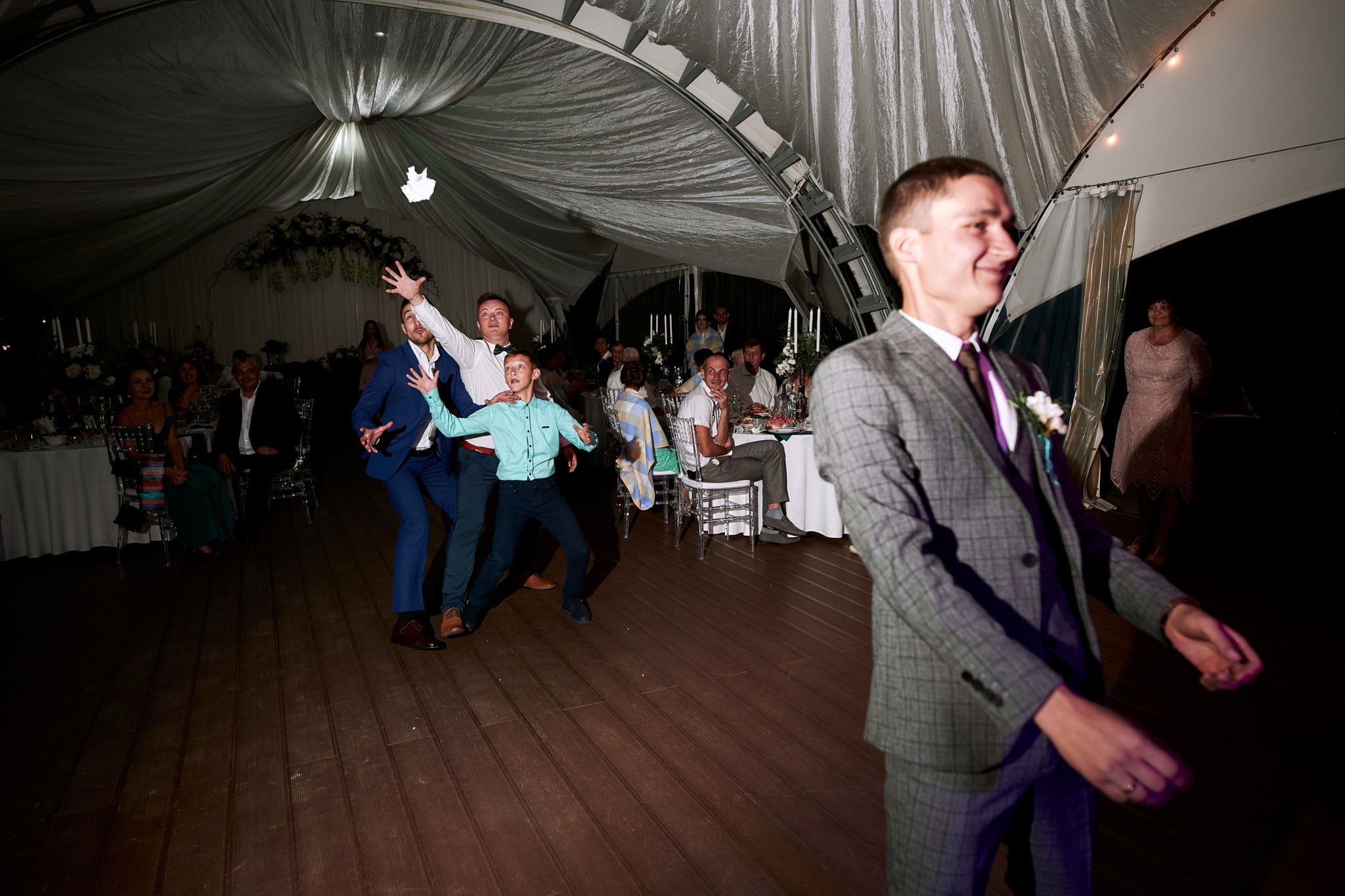 Жених бросает подвязку