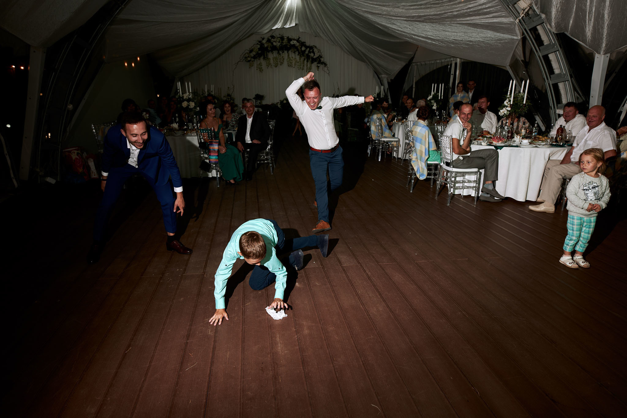 Жених бросает подвязку