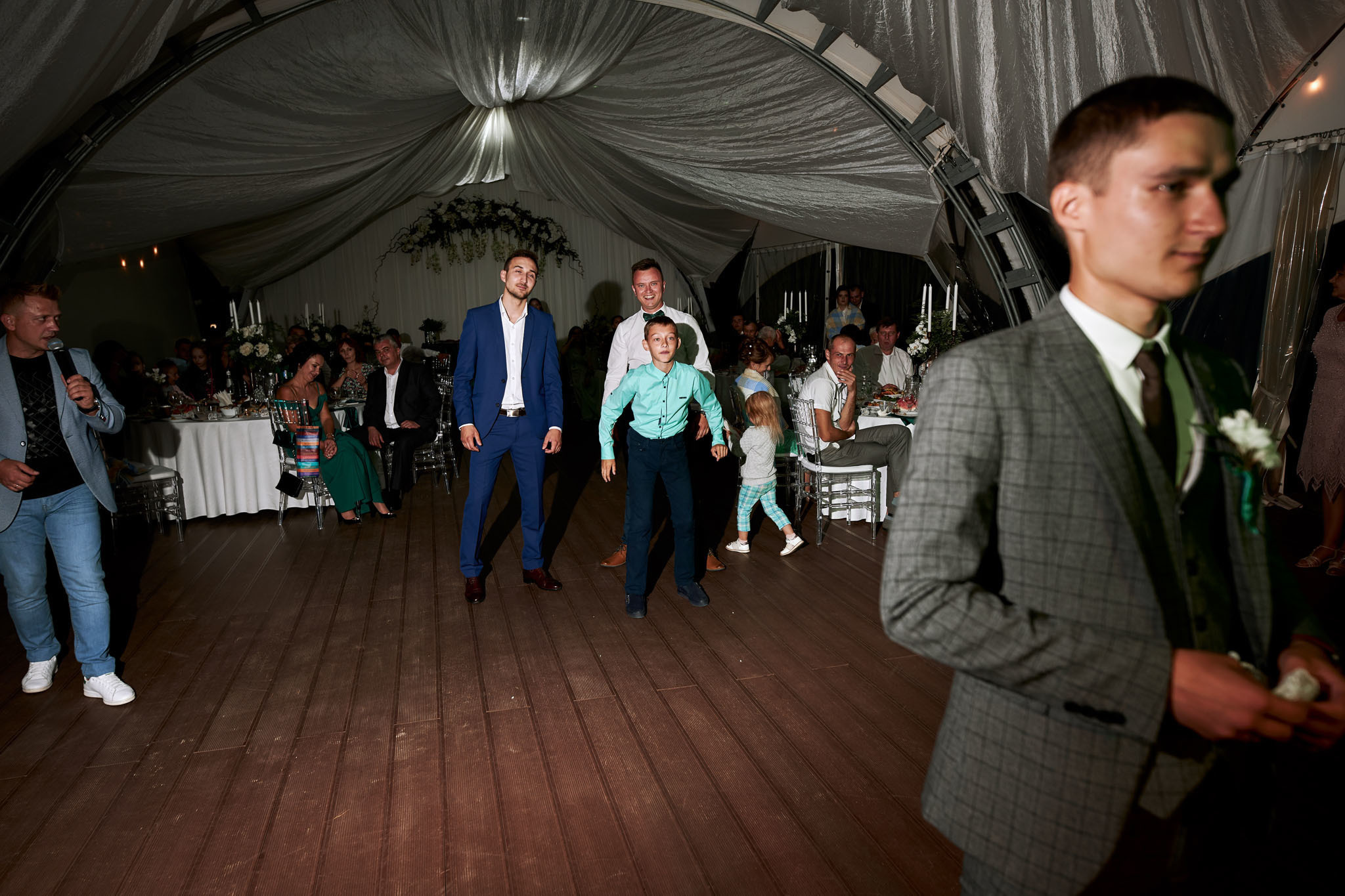 Жених бросает подвязку