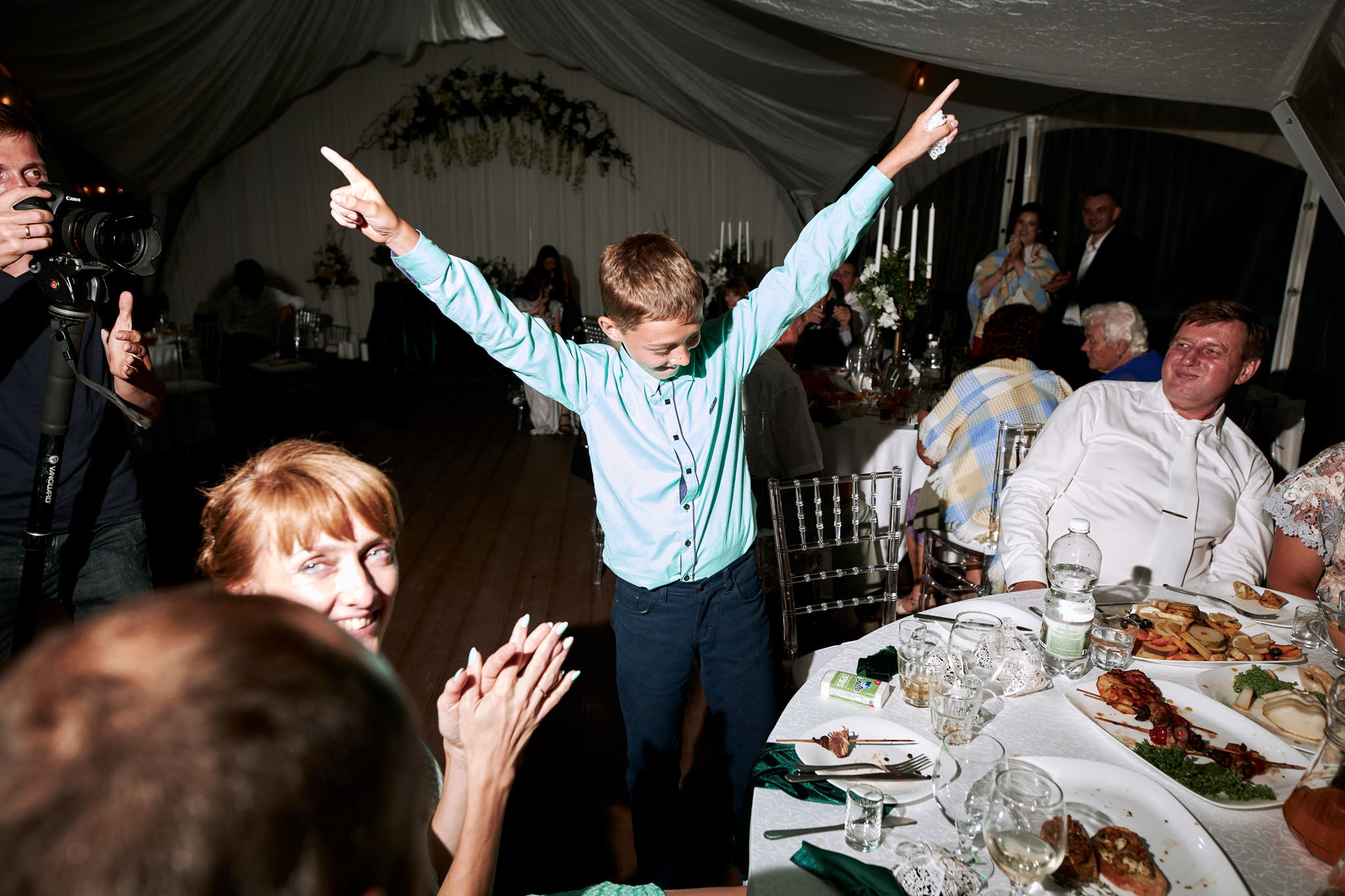 Жених бросает подвязку