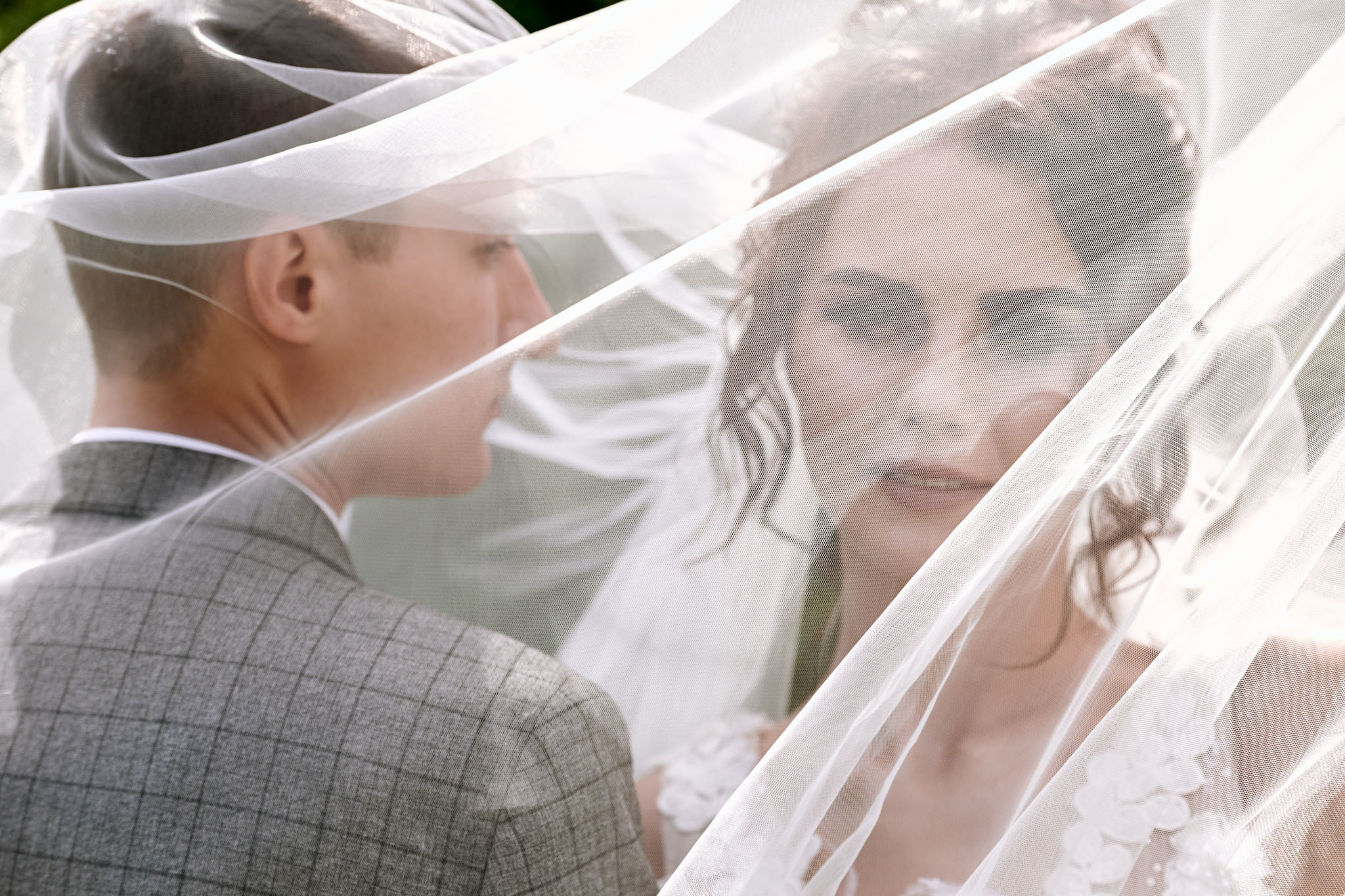 Фотография жениха и невесты на прогулке