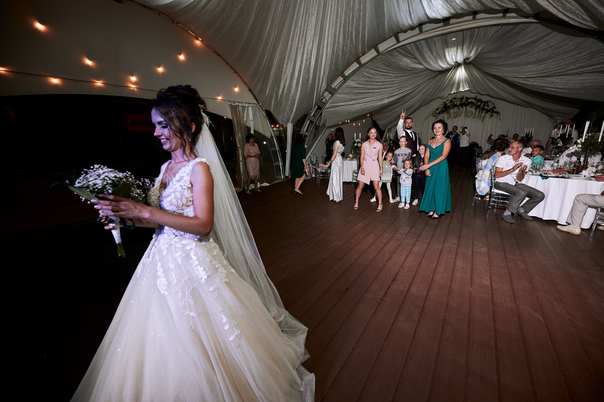 Невеста бросает букет