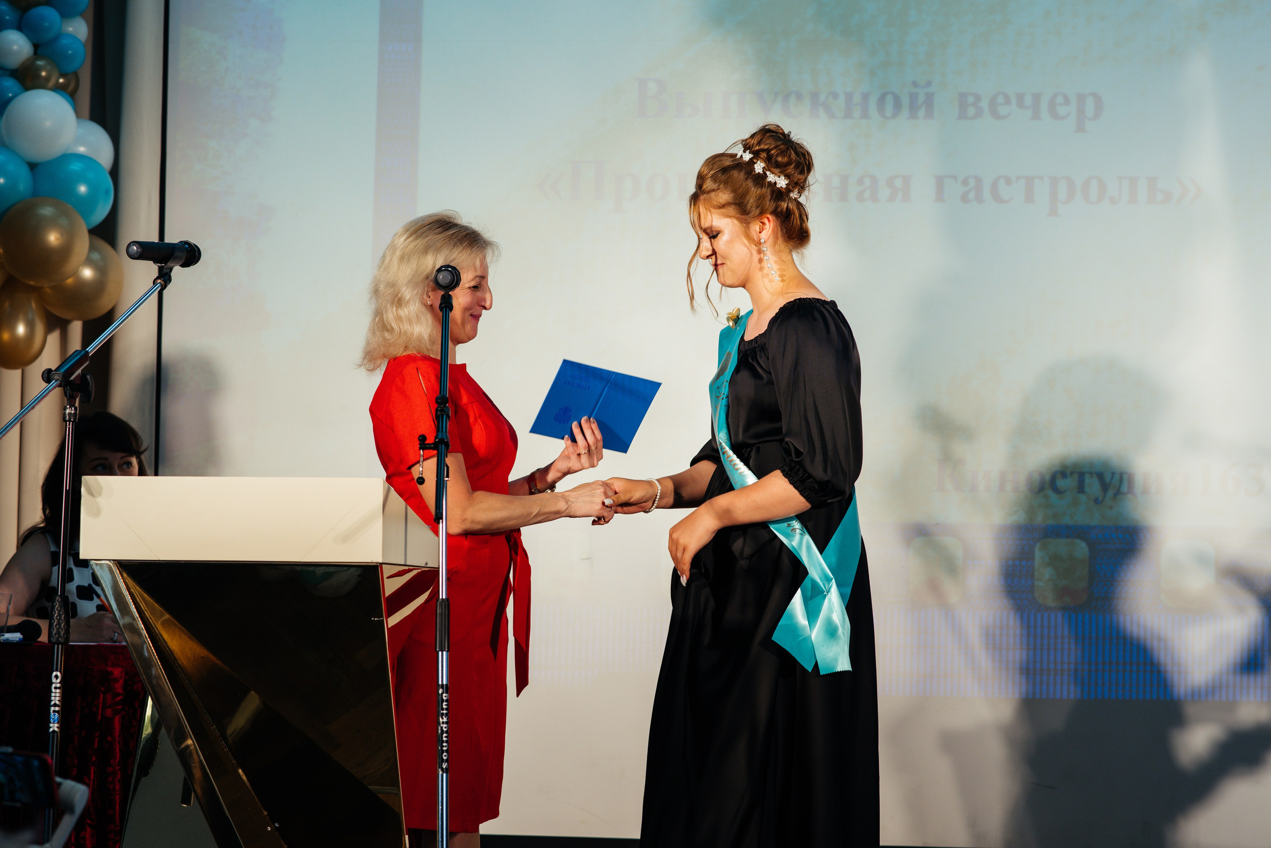 Вручение аттестатов. Выпускные альбомы в Подольске Москве и МО