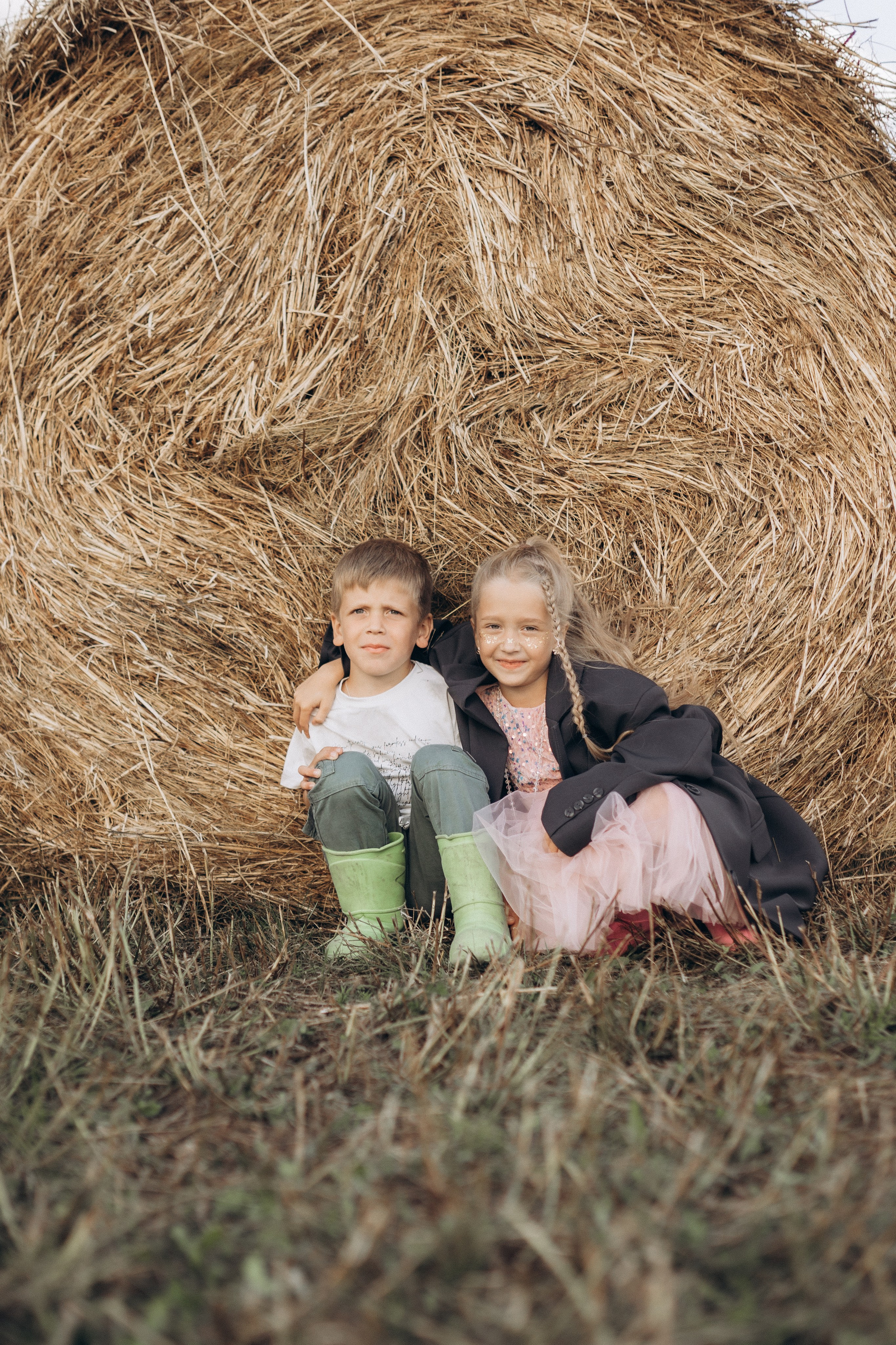 Вика и Миша на сене. Семейный фотограф lifestyle в Новосибирске Елена Шпилевая