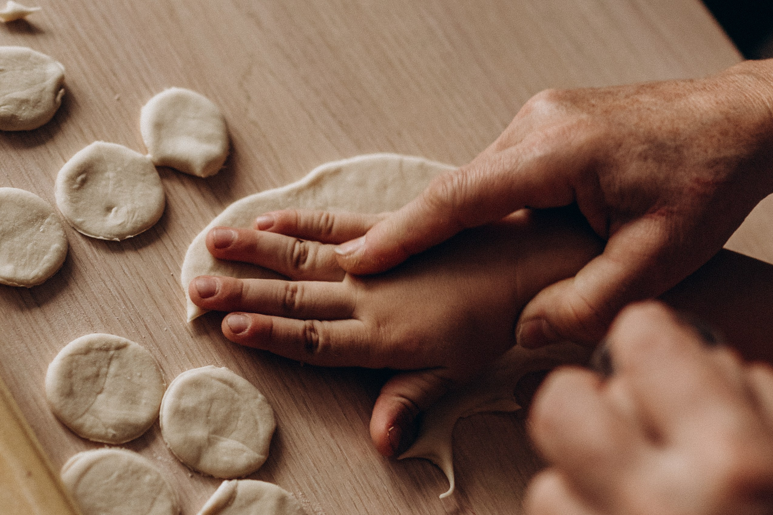 Бабушка с внуками. Семейный фотограф lifestyle в Новосибирске Елена Шпилевая