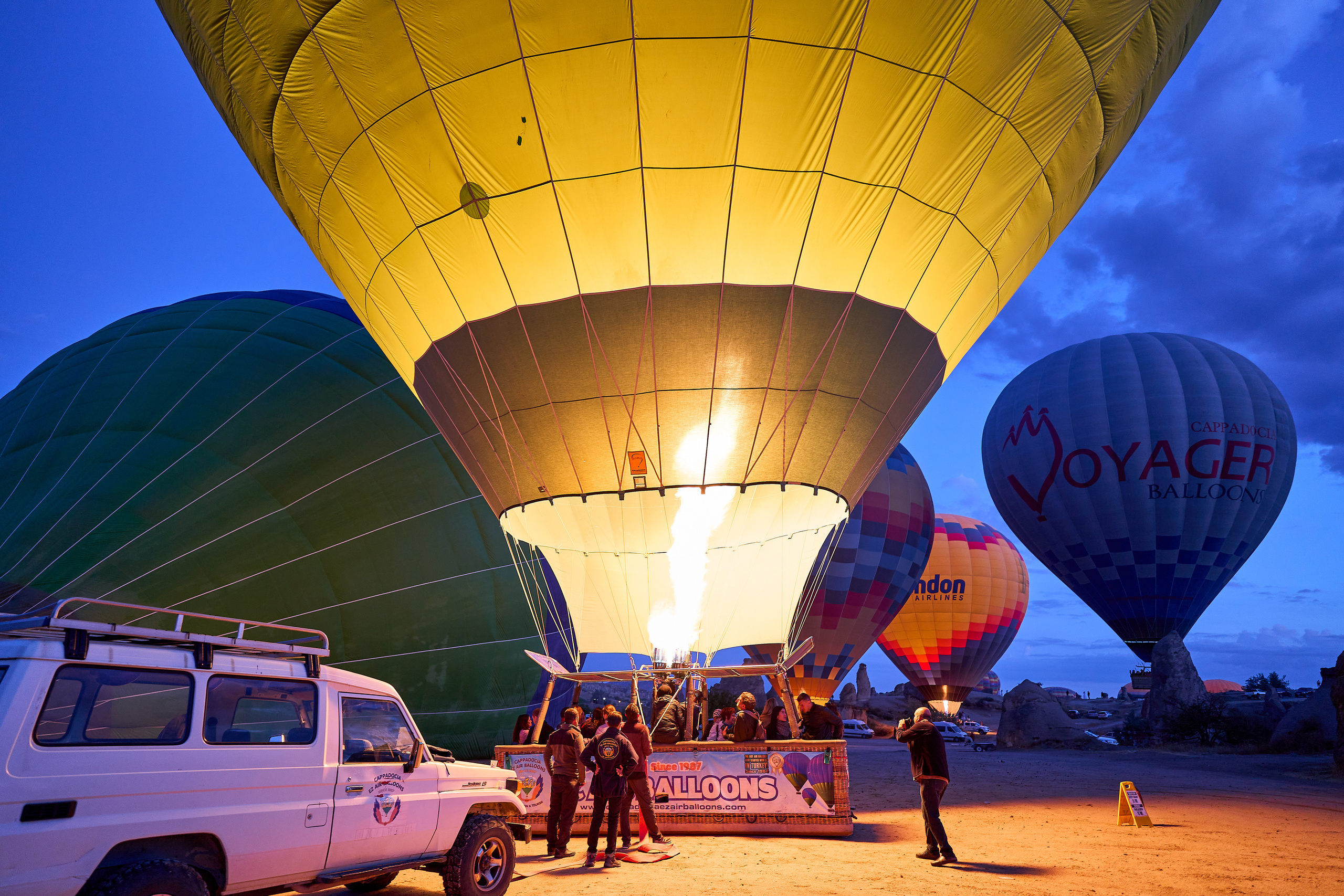 Подготовка воздушного шара к полёту в Каппадокии