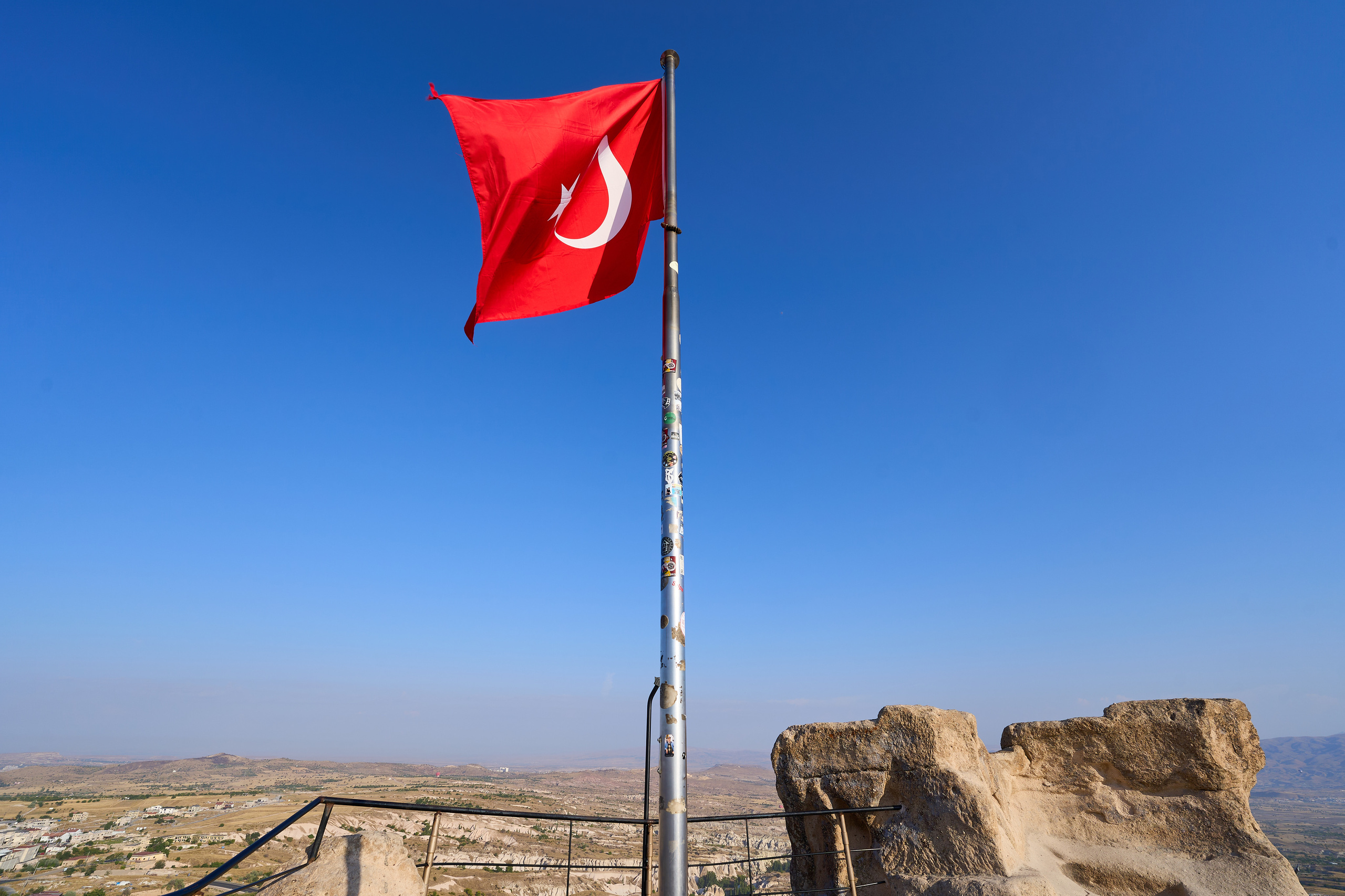 Красный флаг Турции на вершине замка Учхисар в Каппадокии