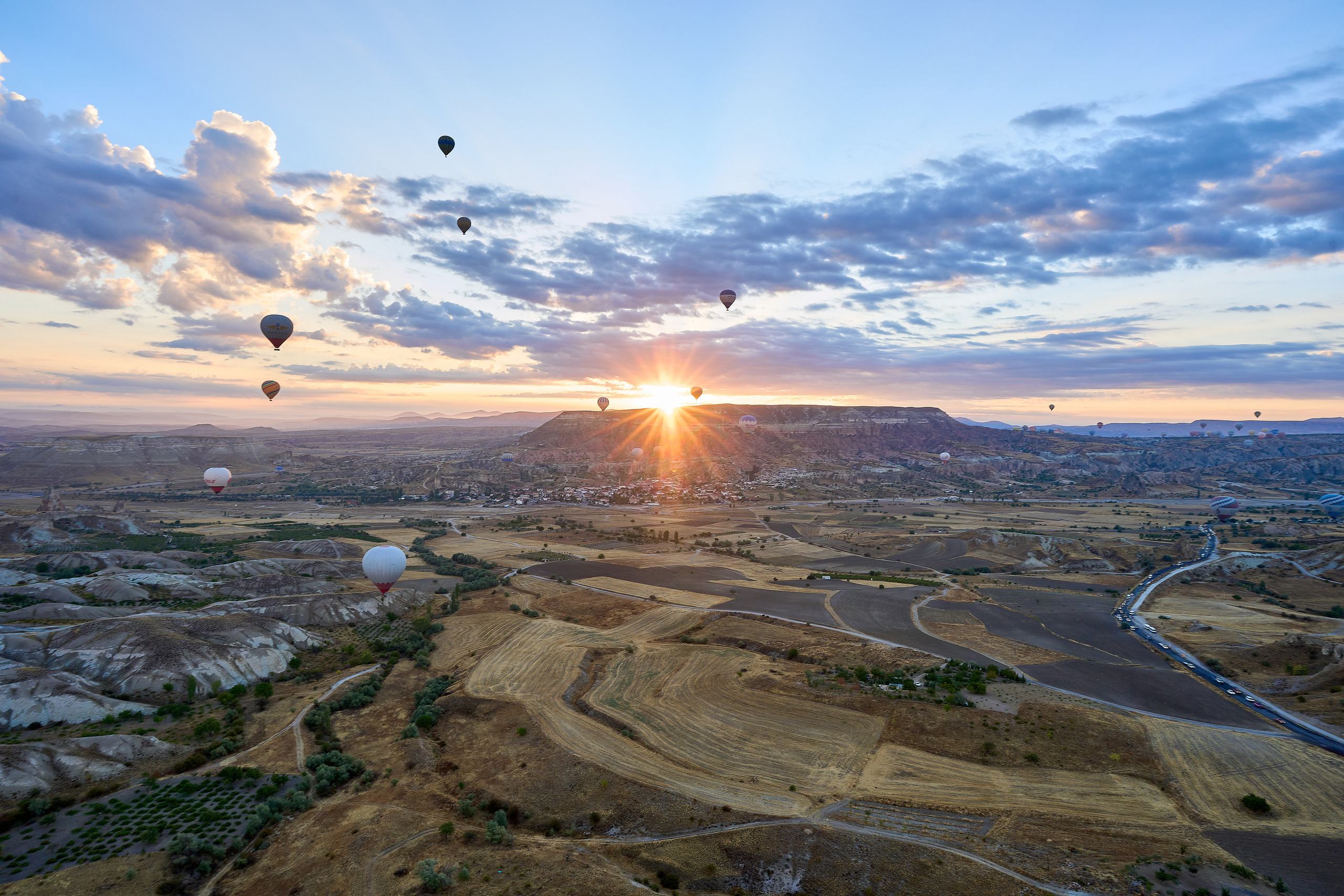 Первые лучи солнца на воздушном шаре в Каппадокии