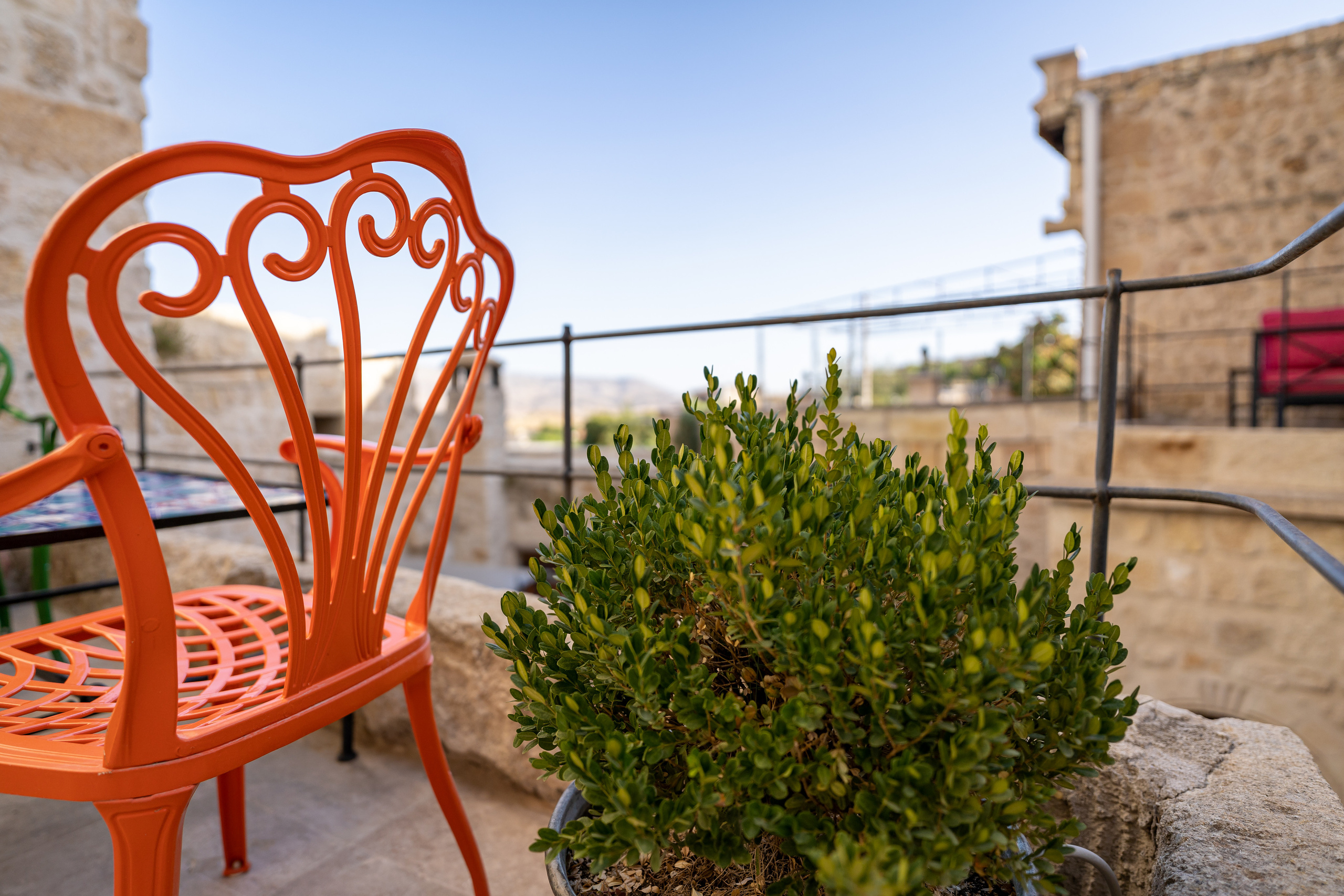 Красный стул в пещерном отеле Taru Cave