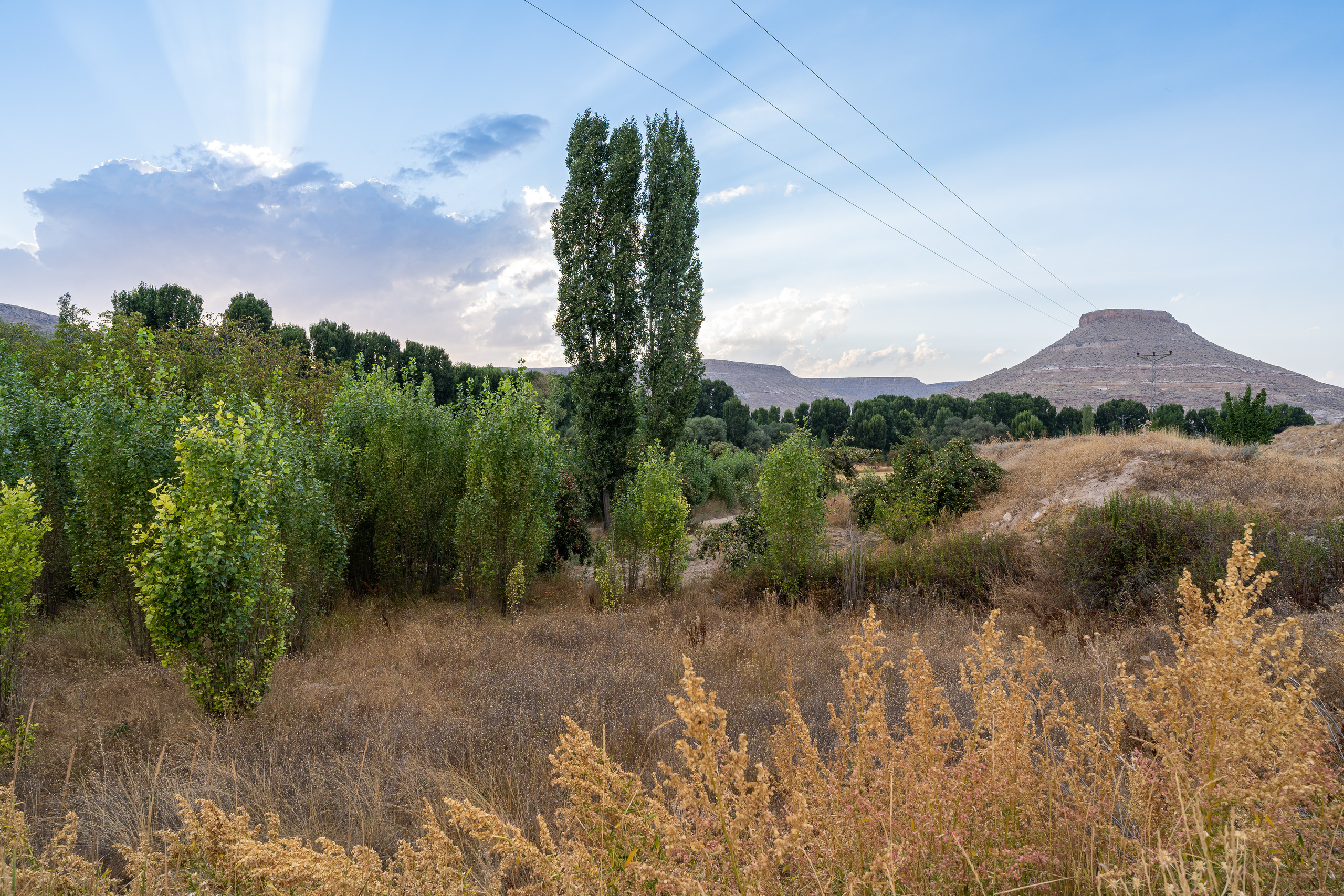 Лучи заката на фоне пейзажа в Турции