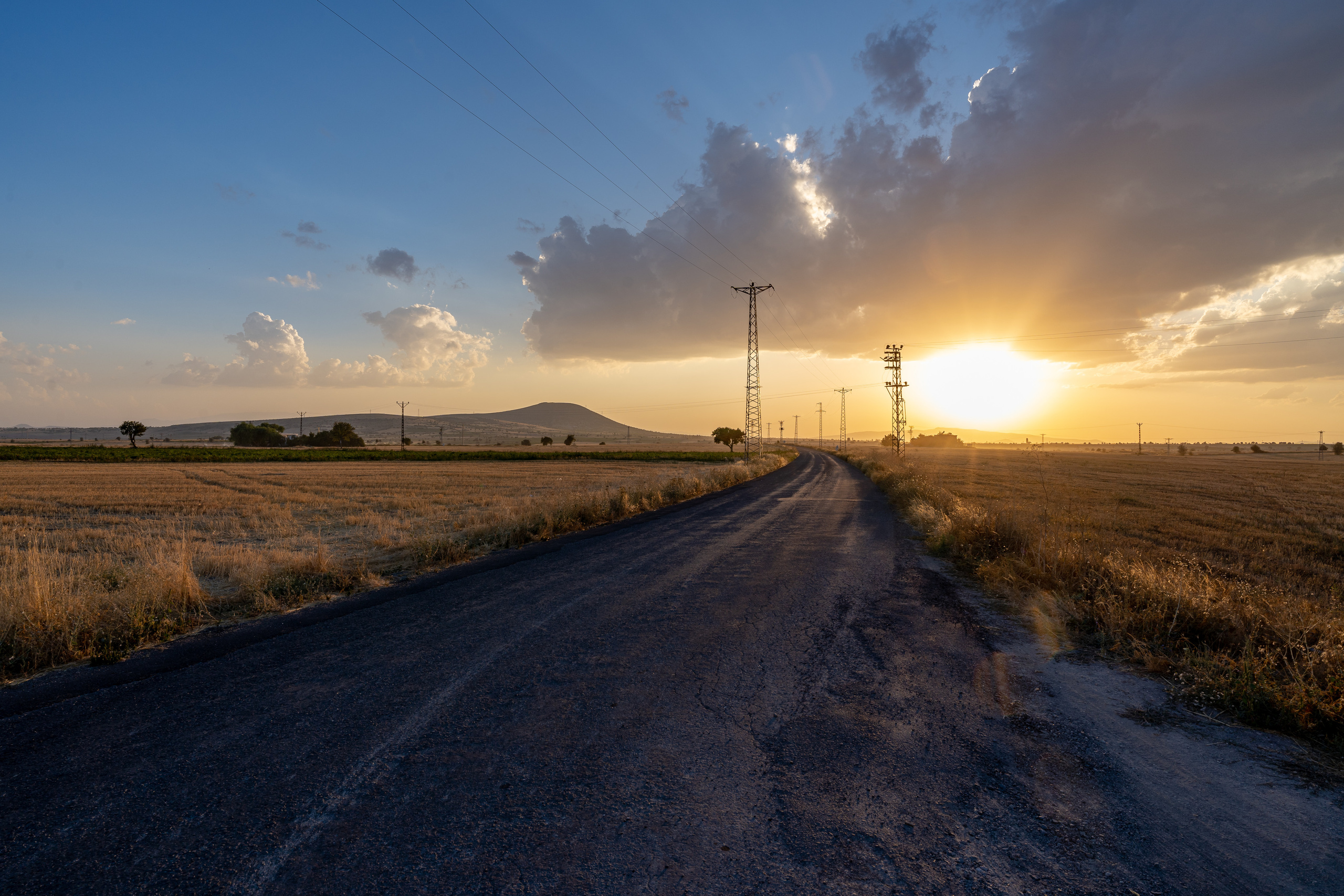 Заходящее солнце на фоне дороге в Турции