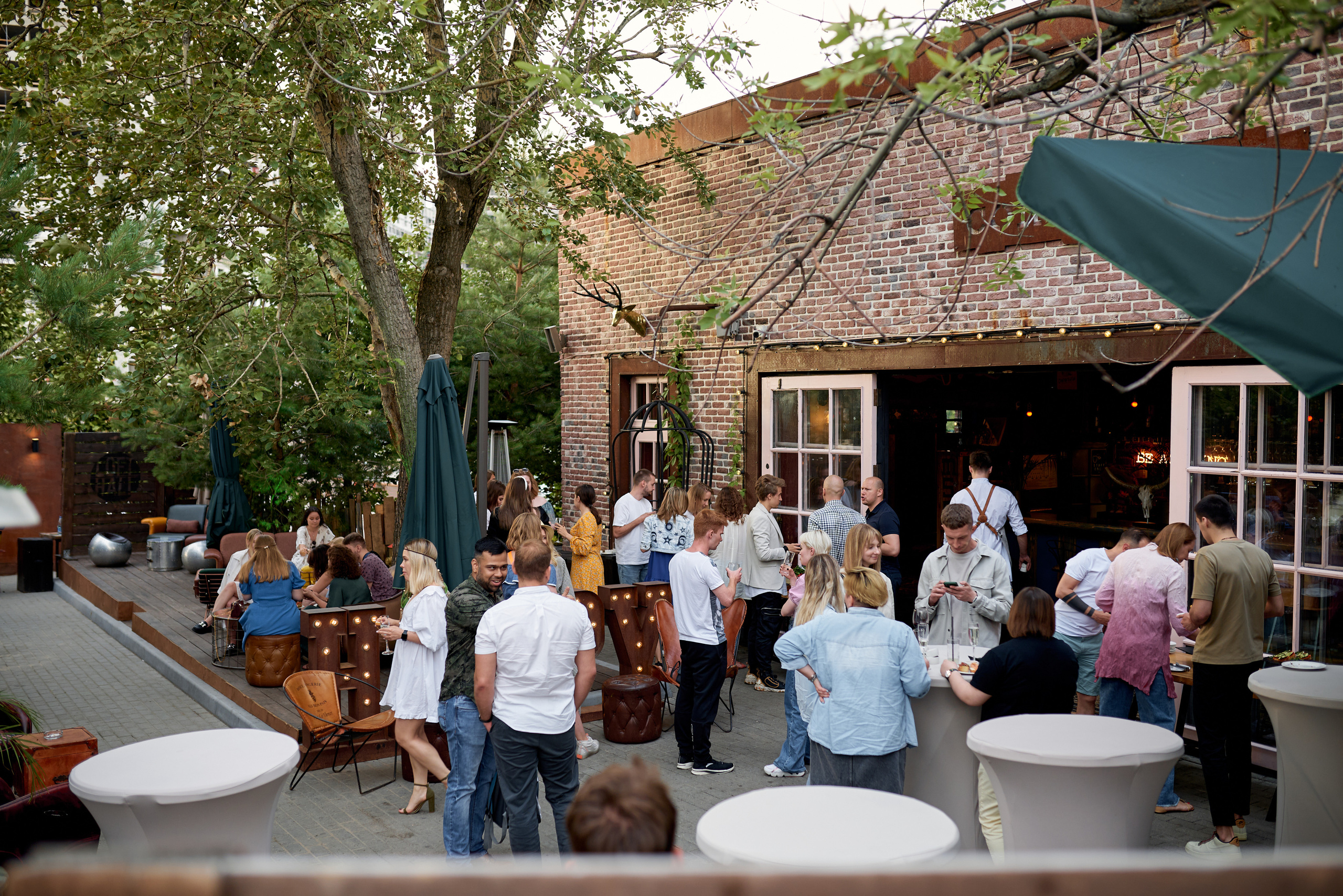Репортажная фотосъёмка летнего корпоратива в лофте на открытом воздухе. Репортажный фотограф в Москве, Сергей Торунов