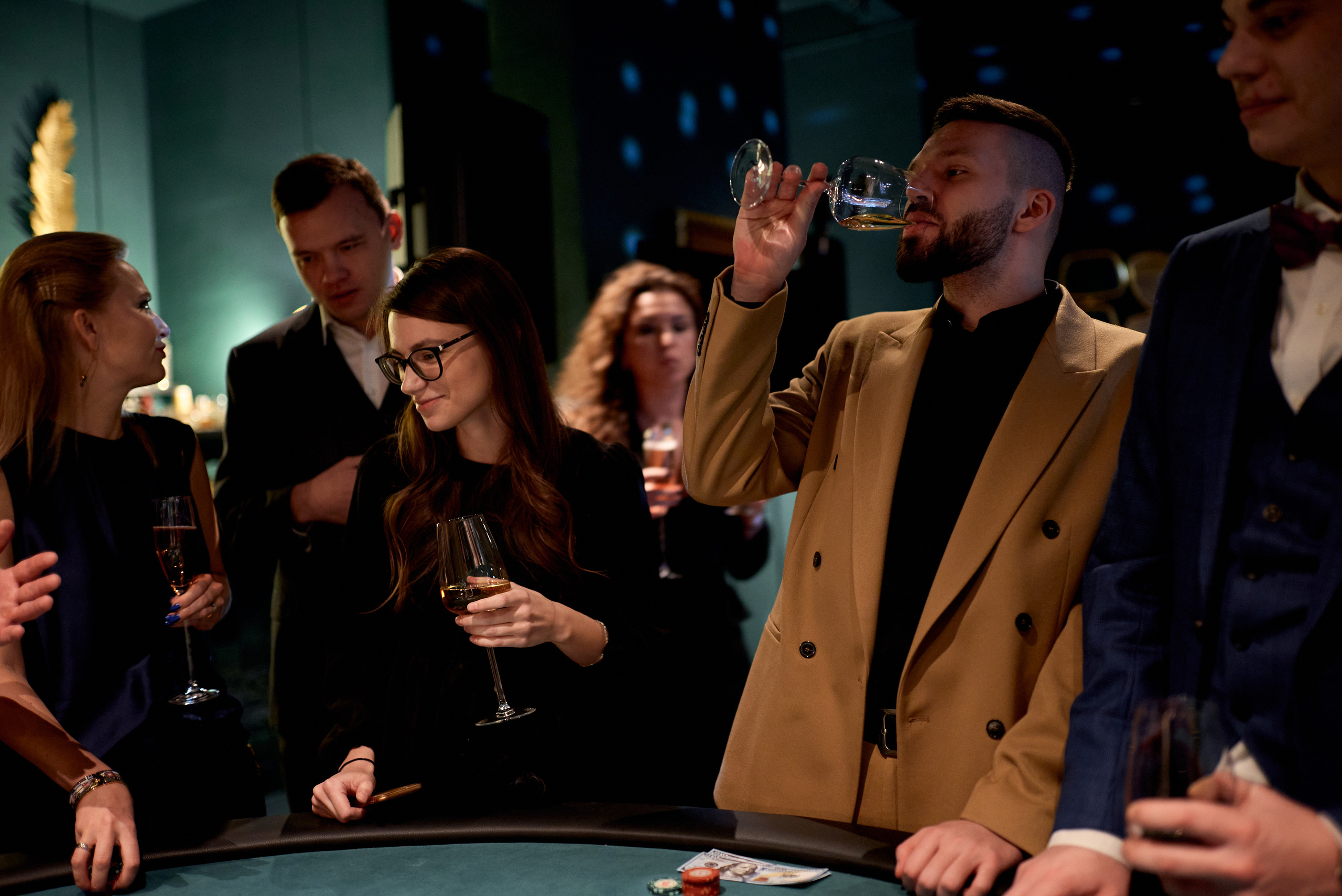 Репортажная фотосъёмка новогоднего корпоратива в баре, атмосферные фото. Репортажный фотограф в Москве, Сергей Торунов