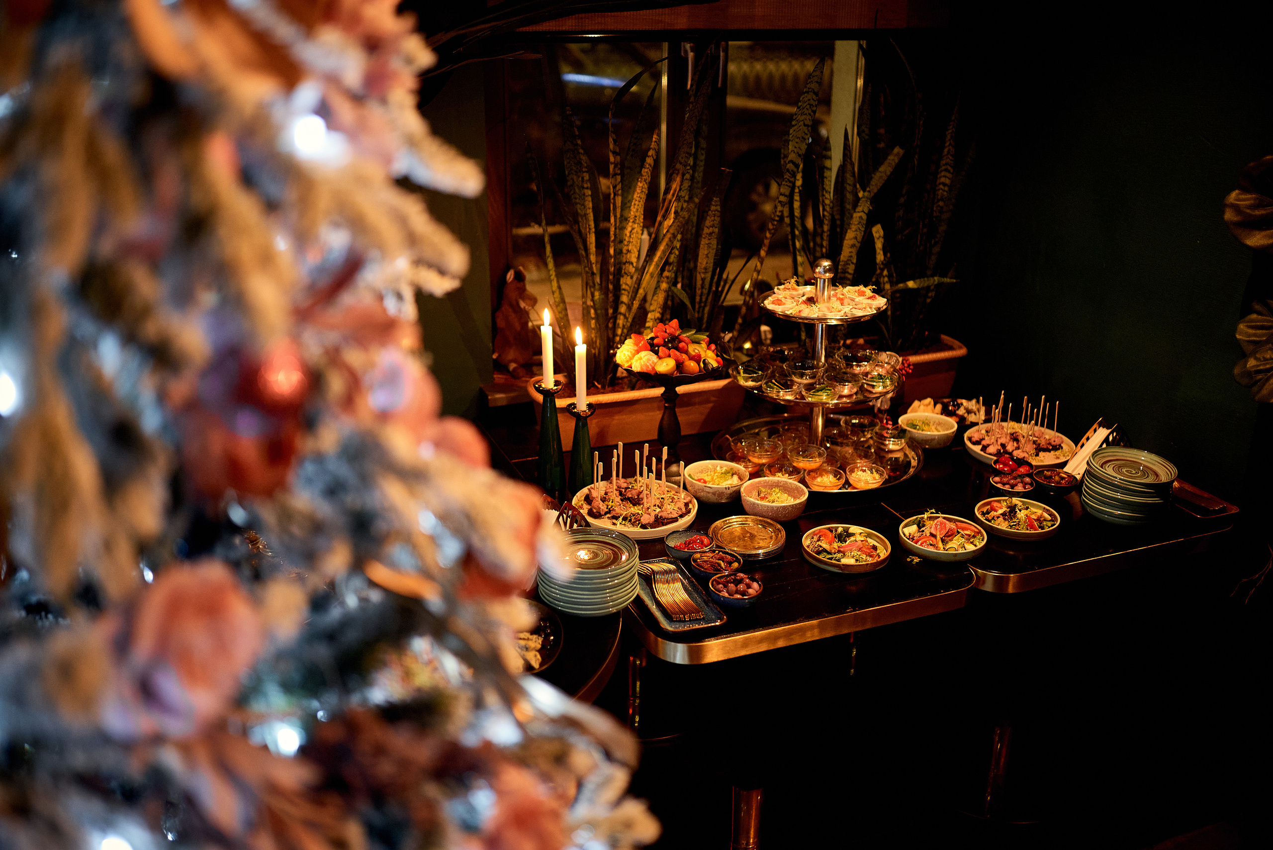 Репортажная фотосъёмка новогоднего корпоратива в баре, атмосферные фото. Репортажный фотограф в Москве, Сергей Торунов