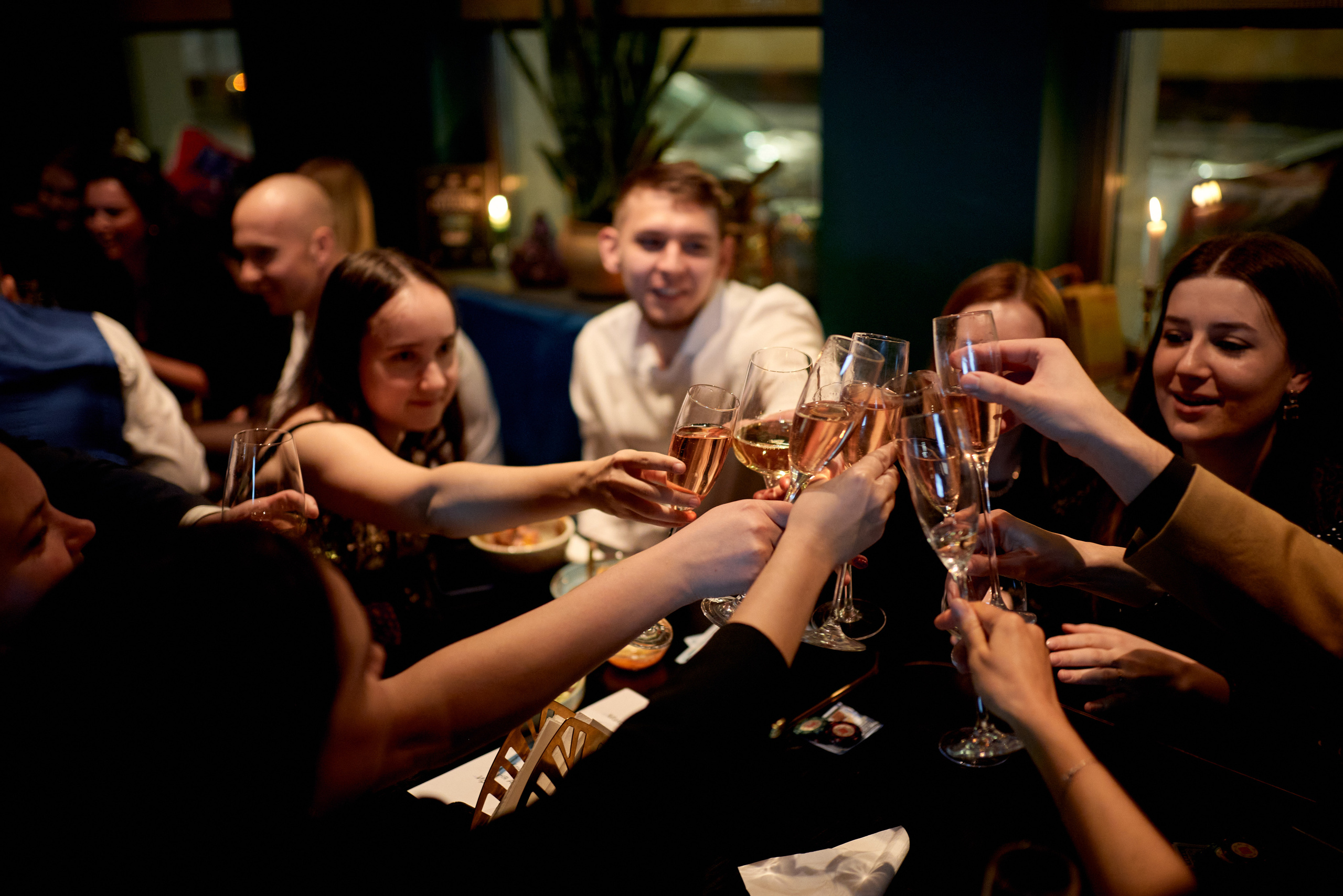 Репортажная фотосъёмка новогоднего корпоратива в баре, атмосферные фото. Репортажный фотограф в Москве, Сергей Торунов