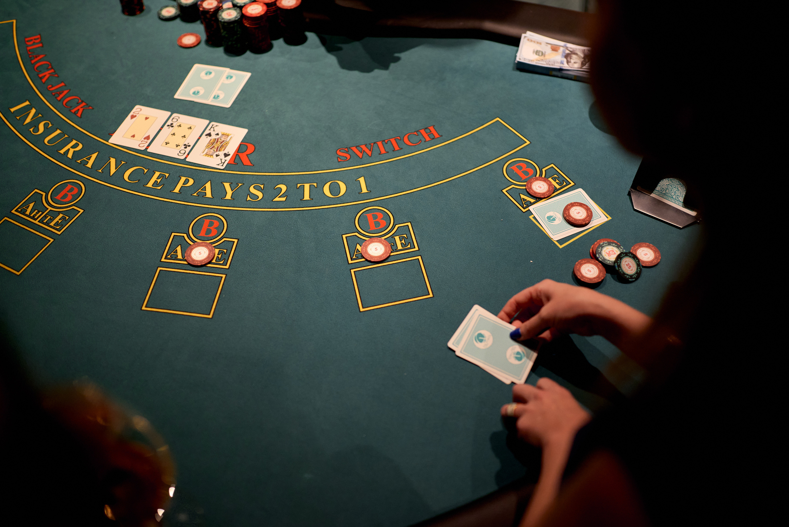 Репортажная фотосъёмка новогоднего корпоратива в баре, атмосферные фото. Репортажный фотограф в Москве, Сергей Торунов