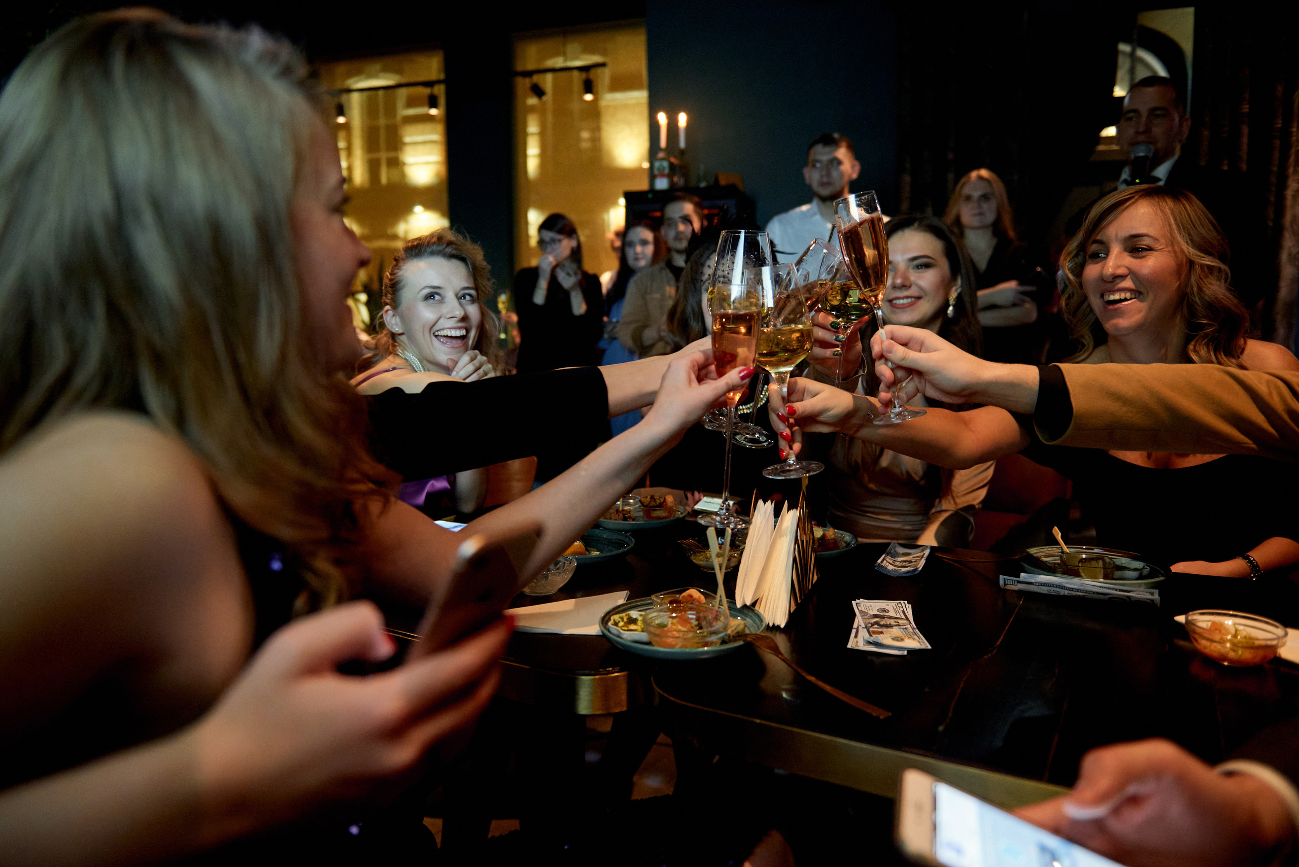 Репортажная фотосъёмка новогоднего корпоратива в баре, атмосферные фото. Репортажный фотограф в Москве, Сергей Торунов