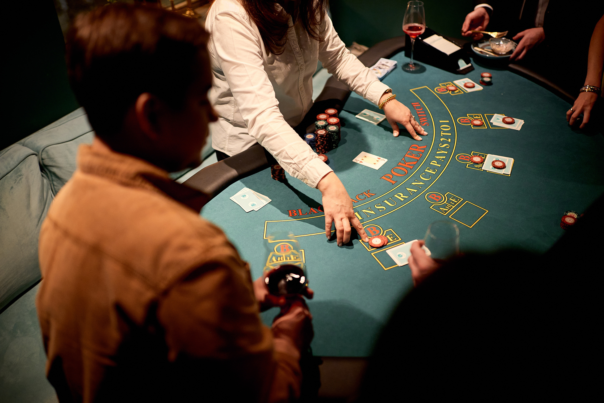 Репортажная фотосъёмка новогоднего корпоратива в баре, атмосферные фото. Репортажный фотограф в Москве, Сергей Торунов