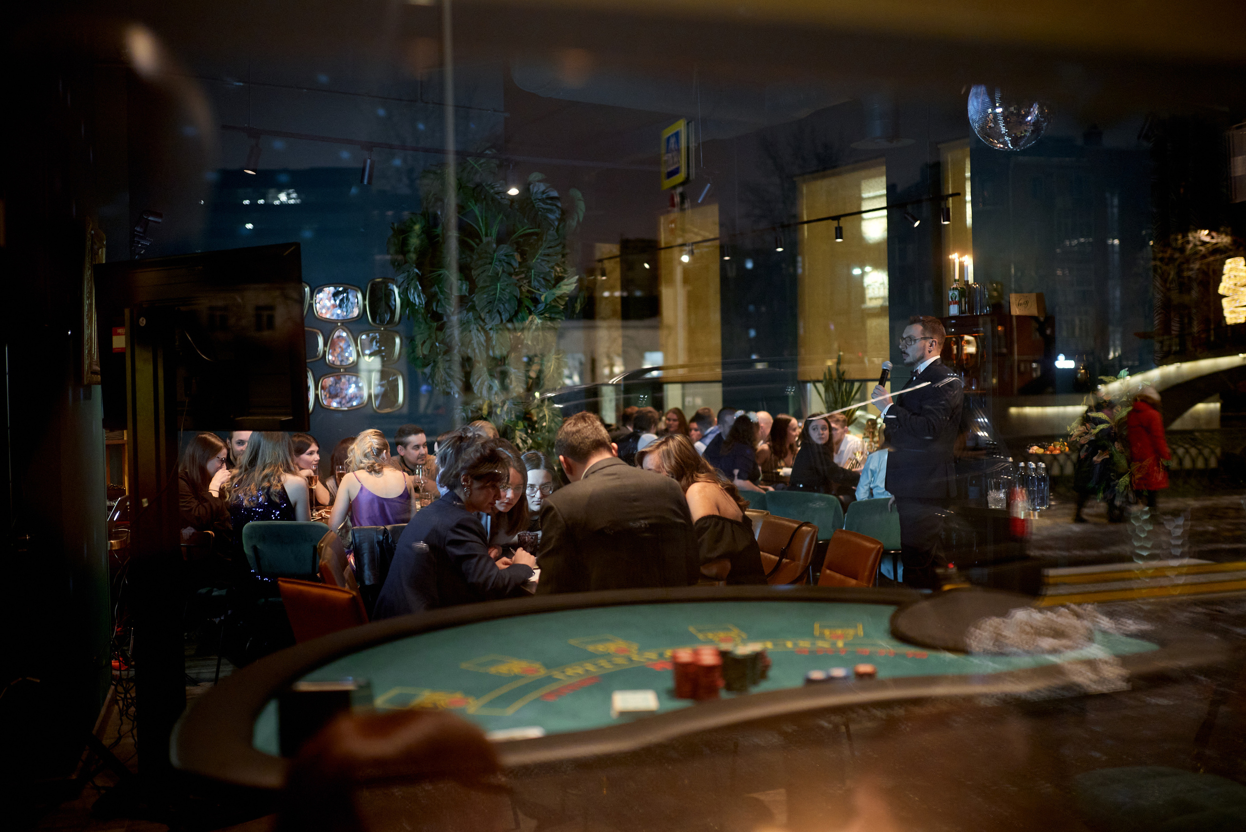 Репортажная фотосъёмка новогоднего корпоратива в баре, атмосферные фото. Репортажный фотограф в Москве, Сергей Торунов