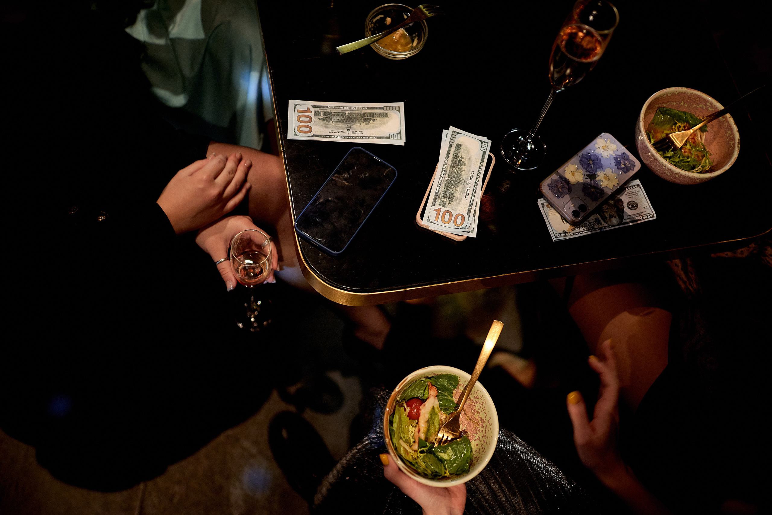 Репортажная фотосъёмка новогоднего корпоратива в баре, атмосферные фото. Репортажный фотограф в Москве, Сергей Торунов