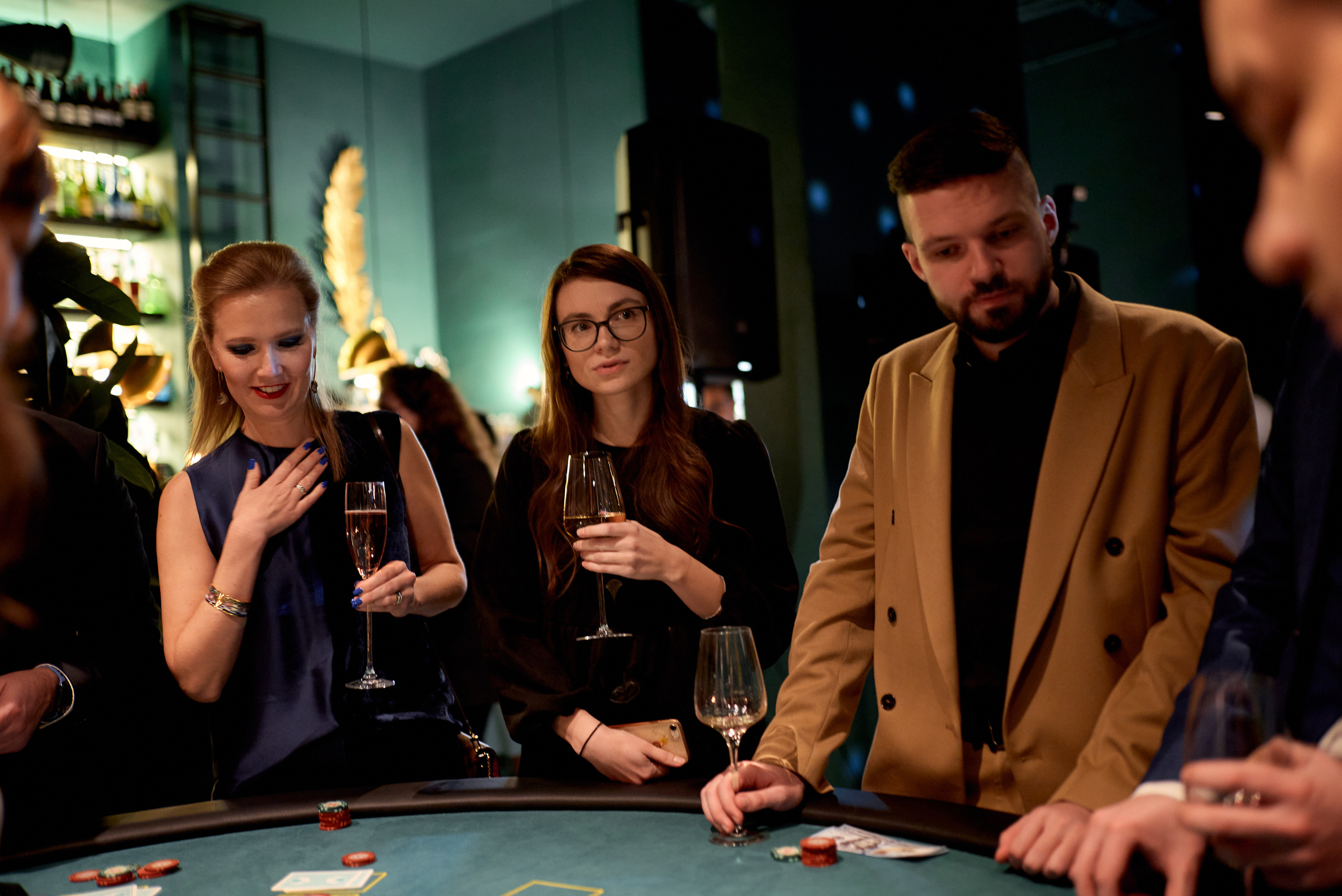 Репортажная фотосъёмка новогоднего корпоратива в баре, атмосферные фото. Репортажный фотограф в Москве, Сергей Торунов