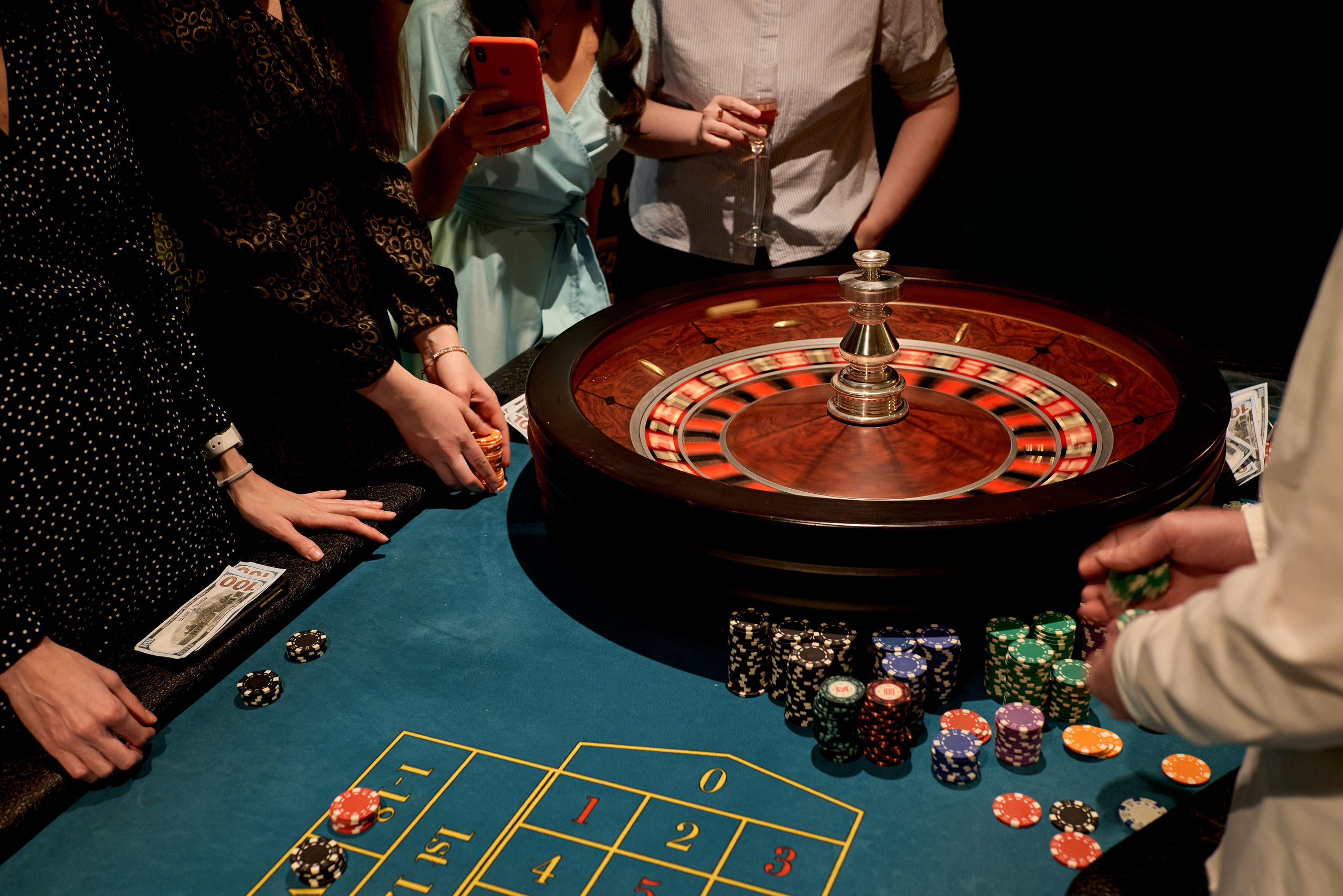 Репортажная фотосъёмка новогоднего корпоратива в баре, атмосферные фото. Репортажный фотограф в Москве, Сергей Торунов