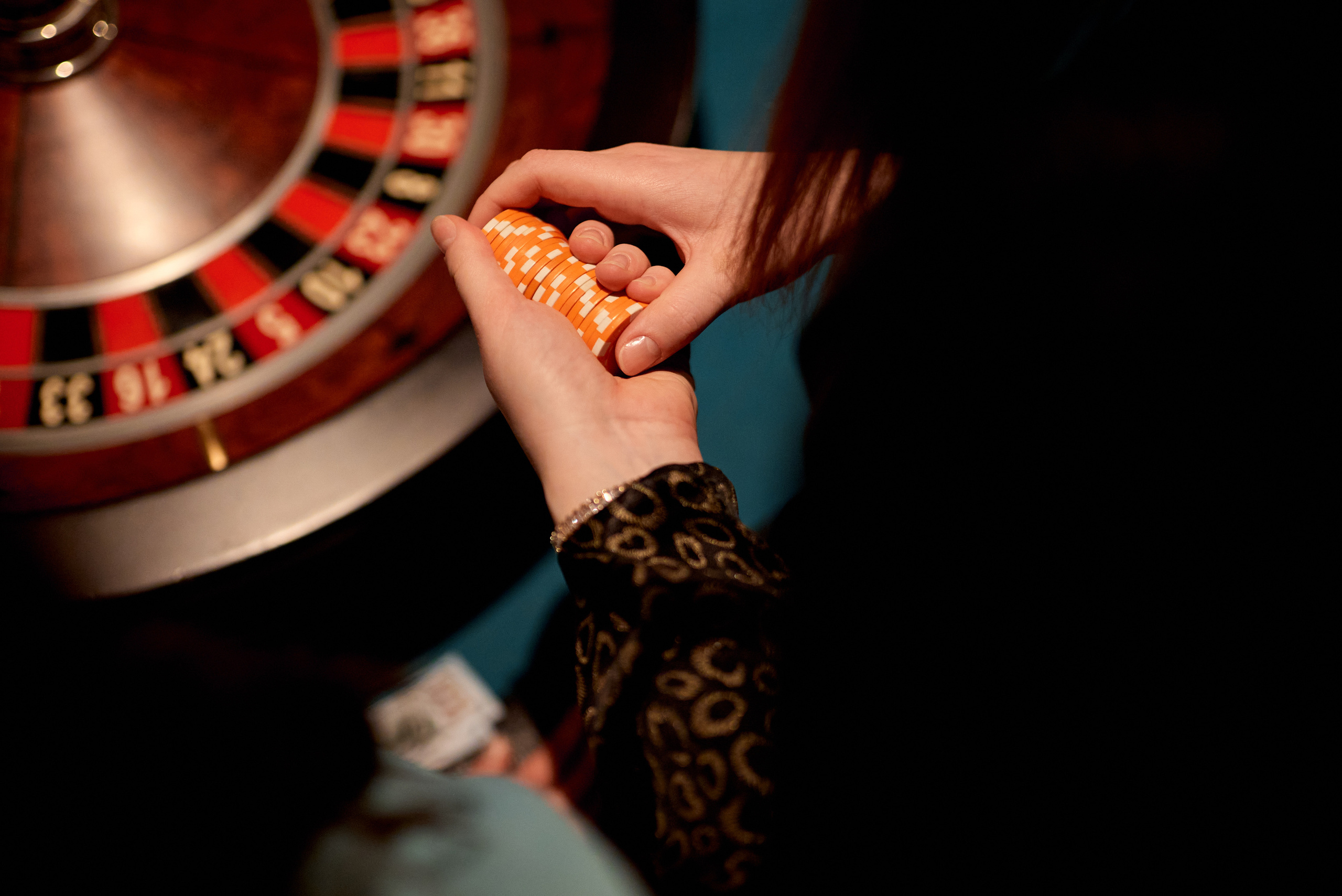 Репортажная фотосъёмка новогоднего корпоратива в баре, атмосферные фото. Репортажный фотограф в Москве, Сергей Торунов