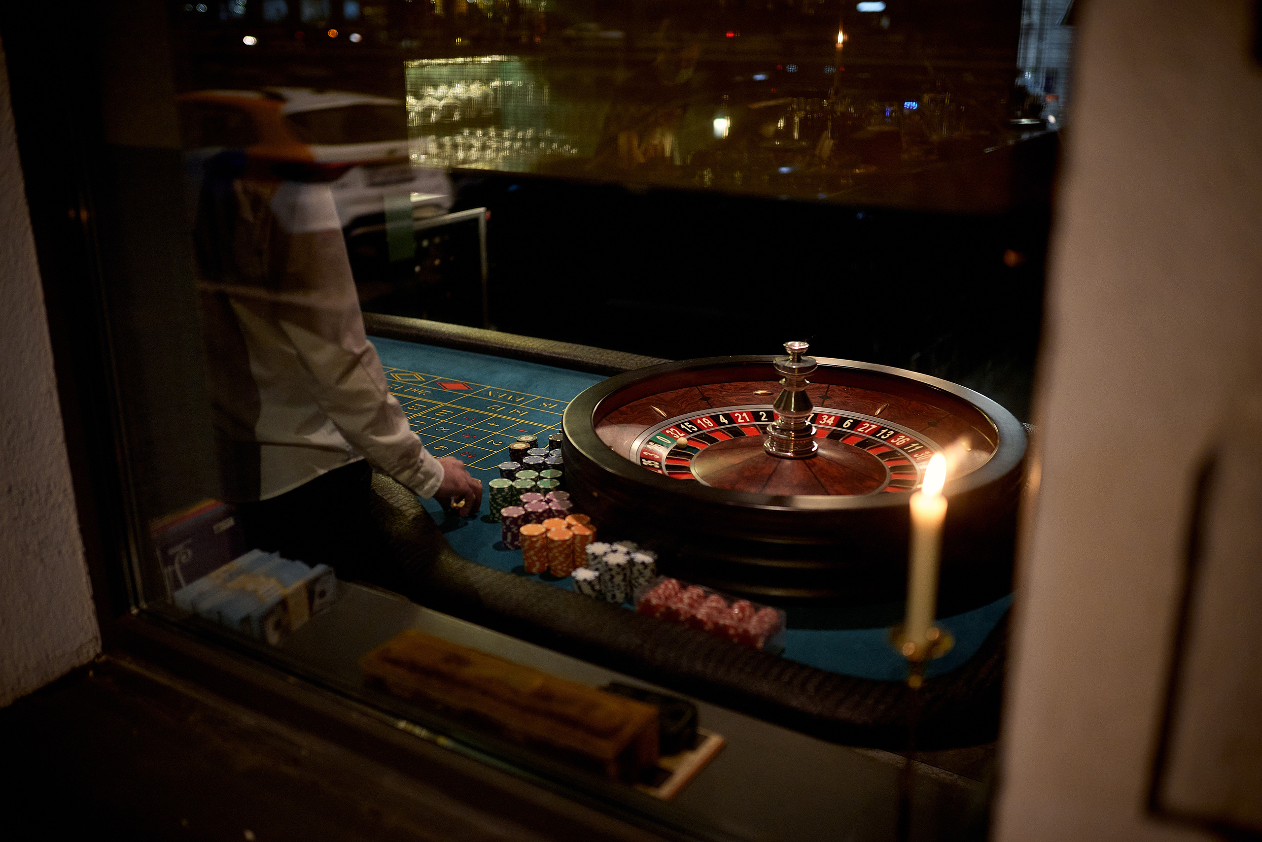 Репортажная фотосъёмка новогоднего корпоратива в баре, атмосферные фото. Репортажный фотограф в Москве, Сергей Торунов