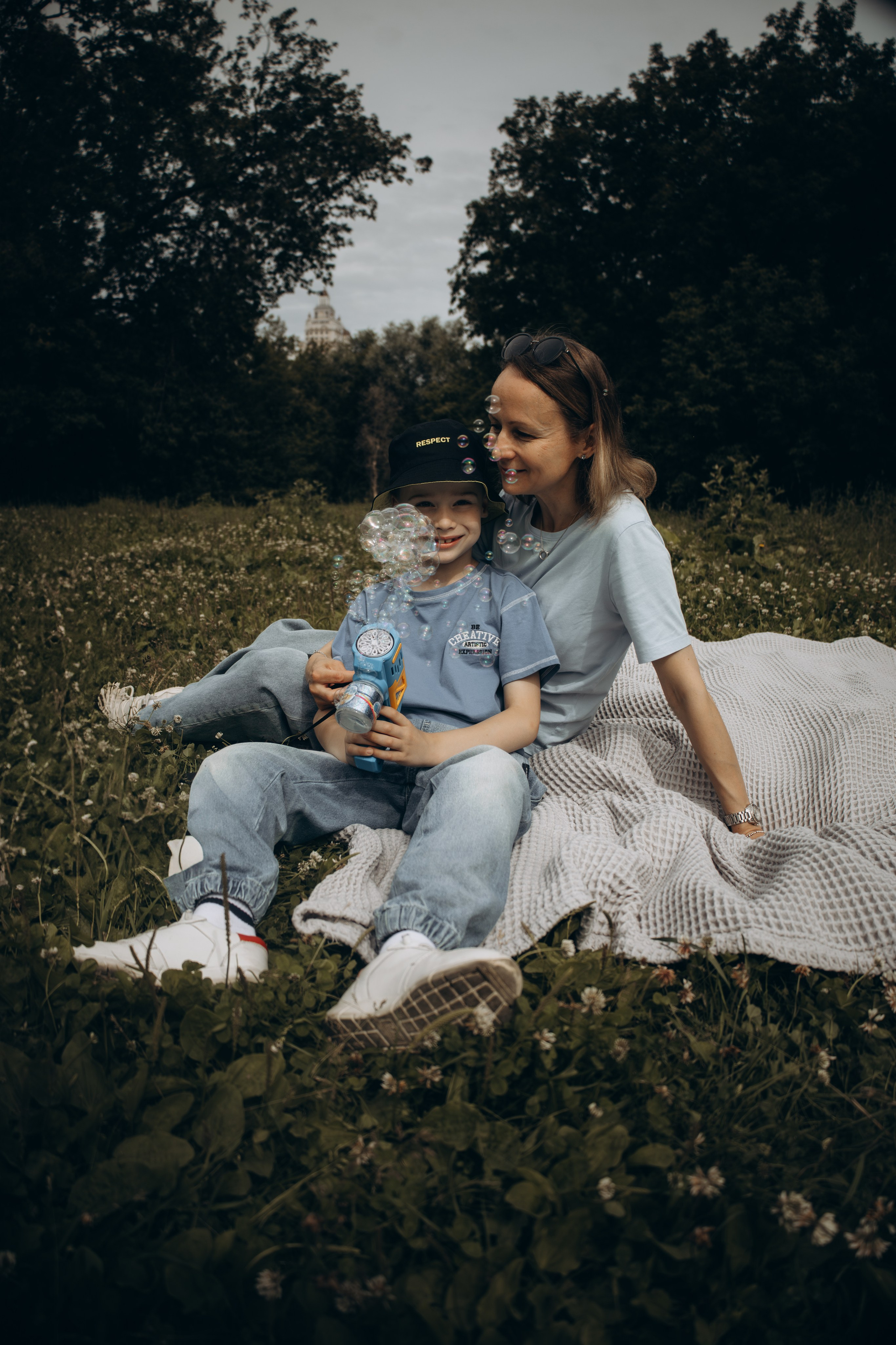 Фотосессия с ребенком и собакой в парке. Фотограф-анималист в Москве Екатерина Тихонова