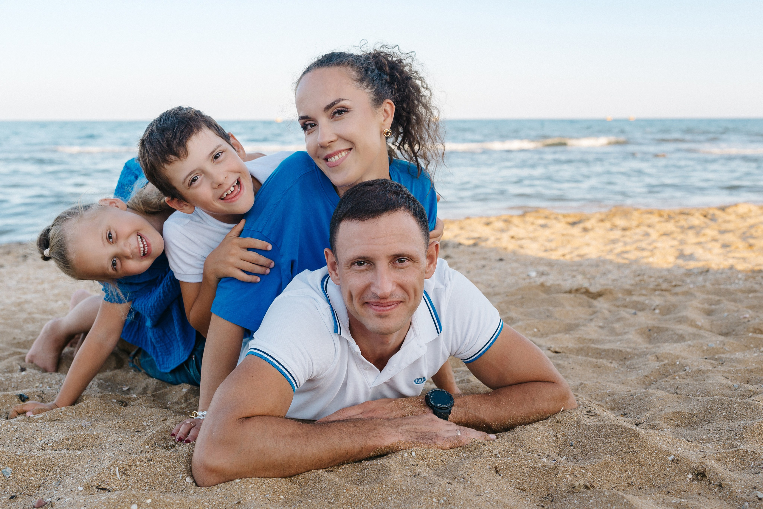 СЕМЕЙНАЯ ФОТОСЕССИЯ НА БЕРЕГУ МОРЯ В ФЕОДОСИИ