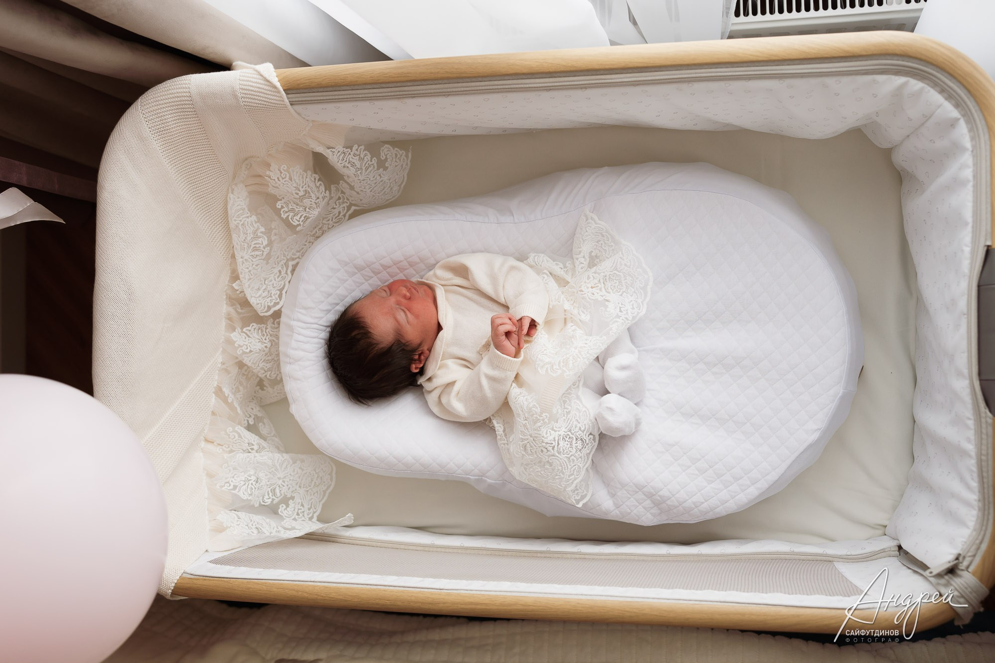 Новорожденная девочка спит в кроватке с розовыми шарами в первый день дома, Ростов-на-Дону, фотосессия новорожденного после выписки.