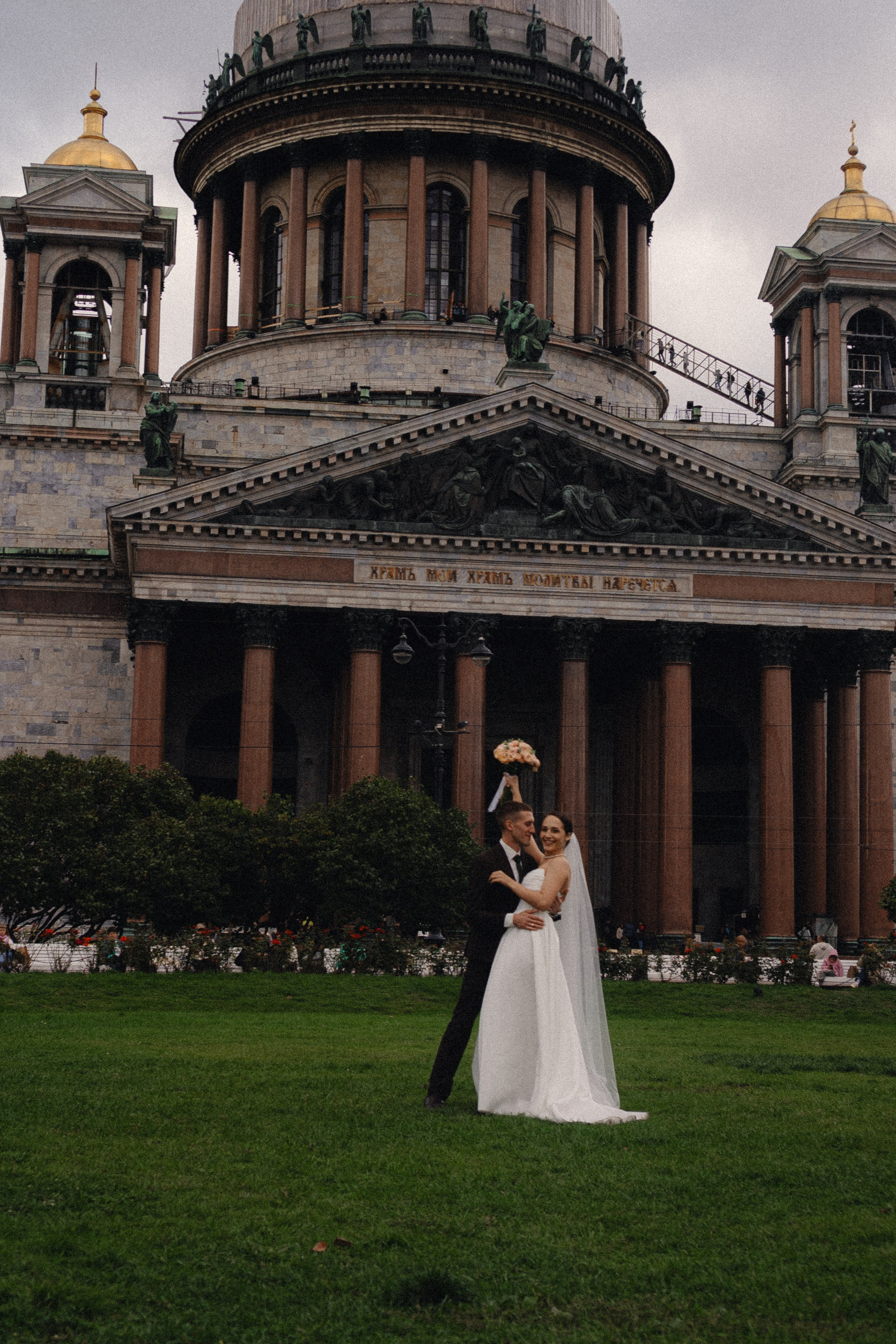 СВАДЕБНАЯ ПРОГУЛКА В САНТК-ПЕТЕРБУРГЕ (ИСАКИЕВСКИЙ СОБОР, ЗИМНЯЯ КАНАВКА, ЭРМИТАЖ И БОЛЬШАЯ МОРСКАЯ УЛИЦА). Профессиональный фотограф, Санкт-Петербург — Виктория Богомолова