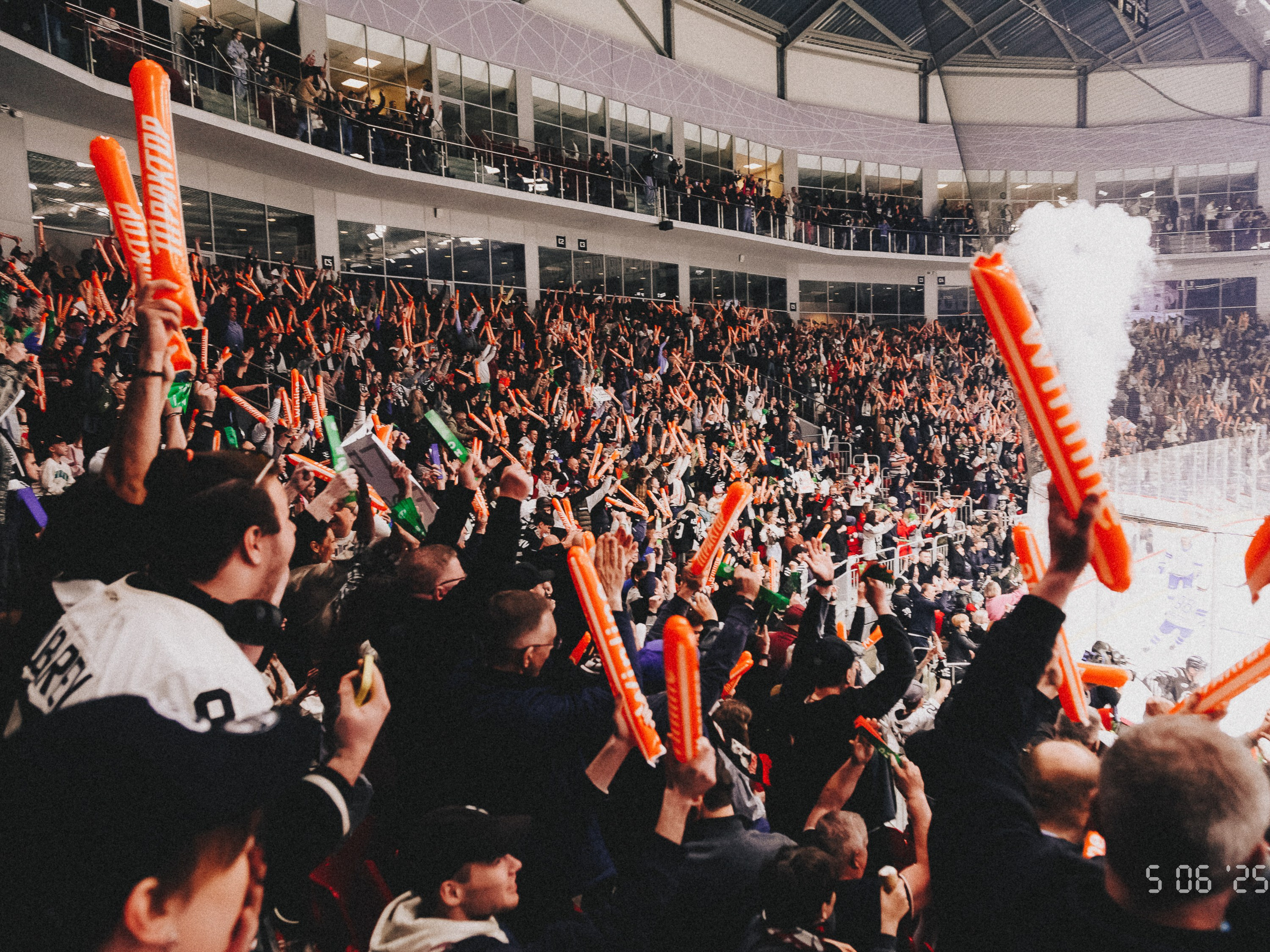 ТРАКТОР Х ДИНАМО (атмосфера). Репортажный фотограф Макс Брагин